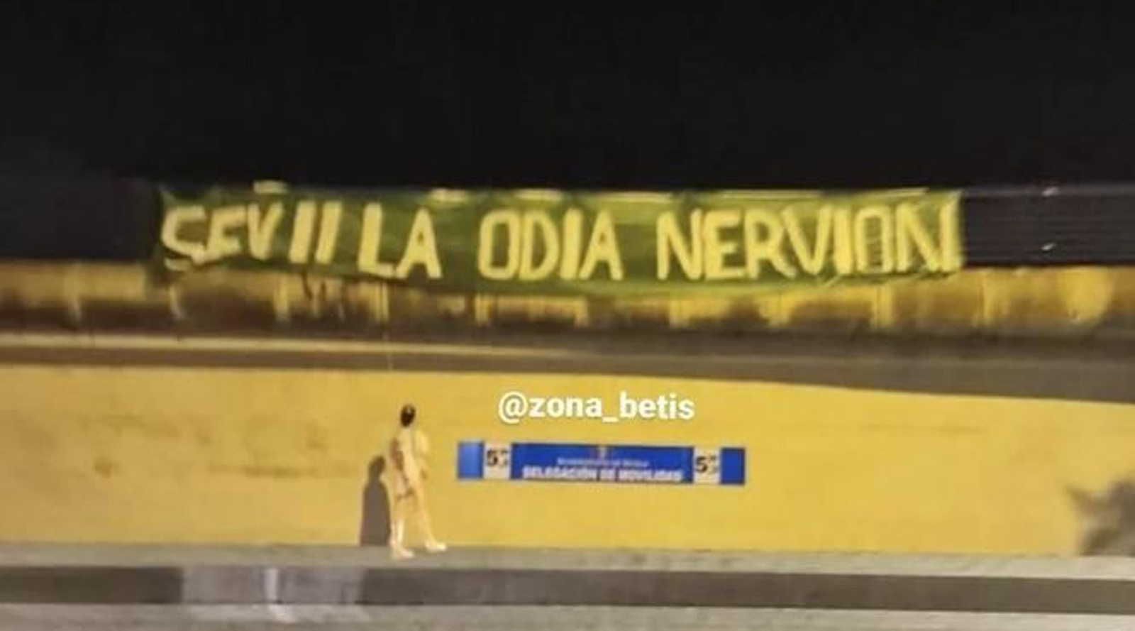 La pancarta que ha aparecido esta madrugada en la SE-30.