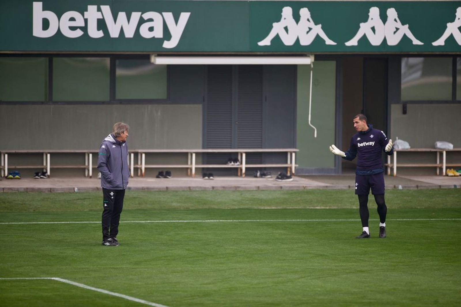 Pellegrini dialoga con Joel Robles.