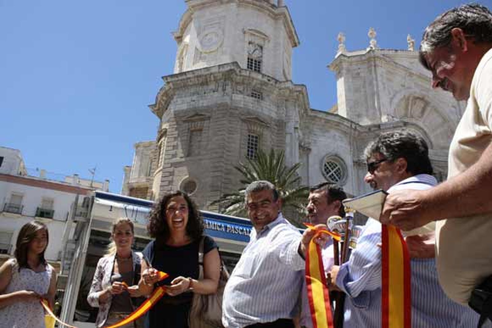 La Catedral despierta rodeada de ánforas, vasijas, botijos, útiles de cocina y macetas de barro

Foto: Almudena Torres