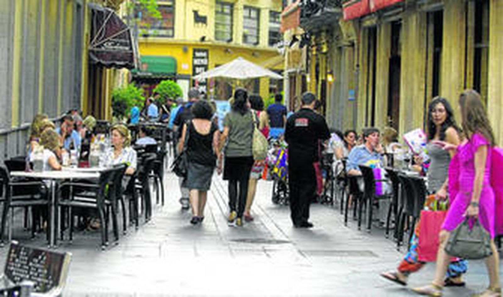 Imagen de un tramo de la calle Albareda, donde antes apenas había veladores y ahora está llena de mesas y sillas.