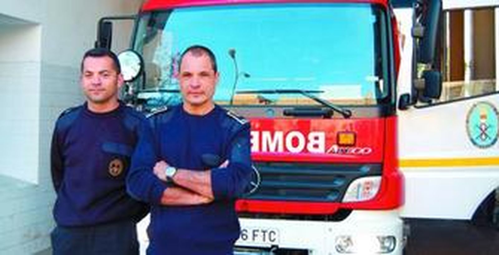 El agente de Bomberos Alberto Cordero y el cabo Mario Arcos.