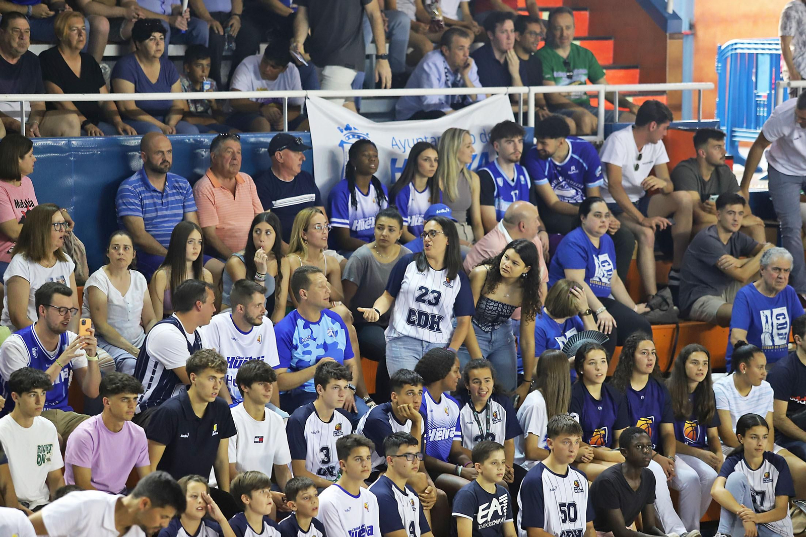 Ambiente en el Andrés Estrada en el encuentro Pajarraco CB Santfeliueng vs Ciudad de Huelva.