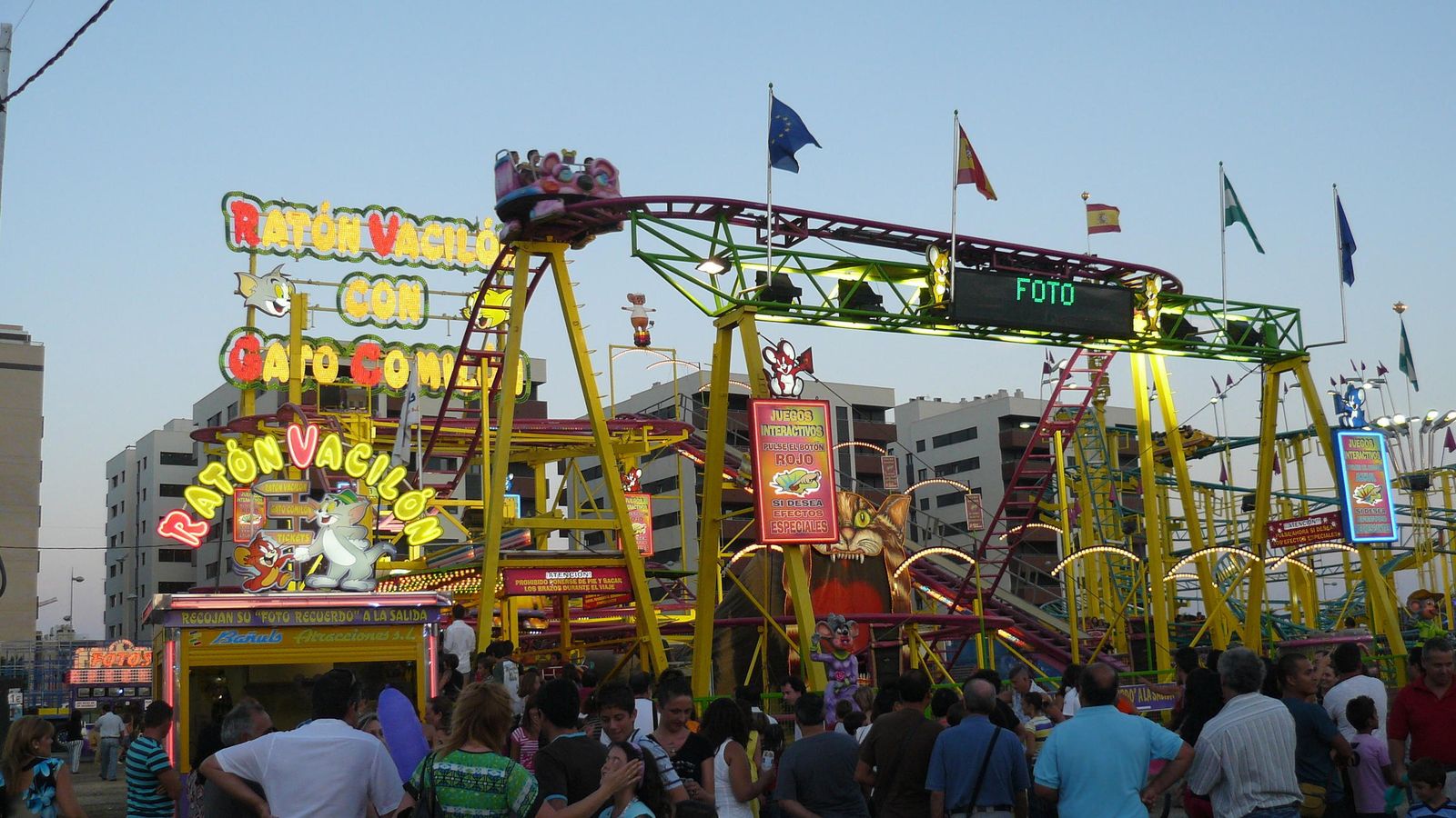 Un grupo de gente espera para subir al 'Ratón Vacilón'.