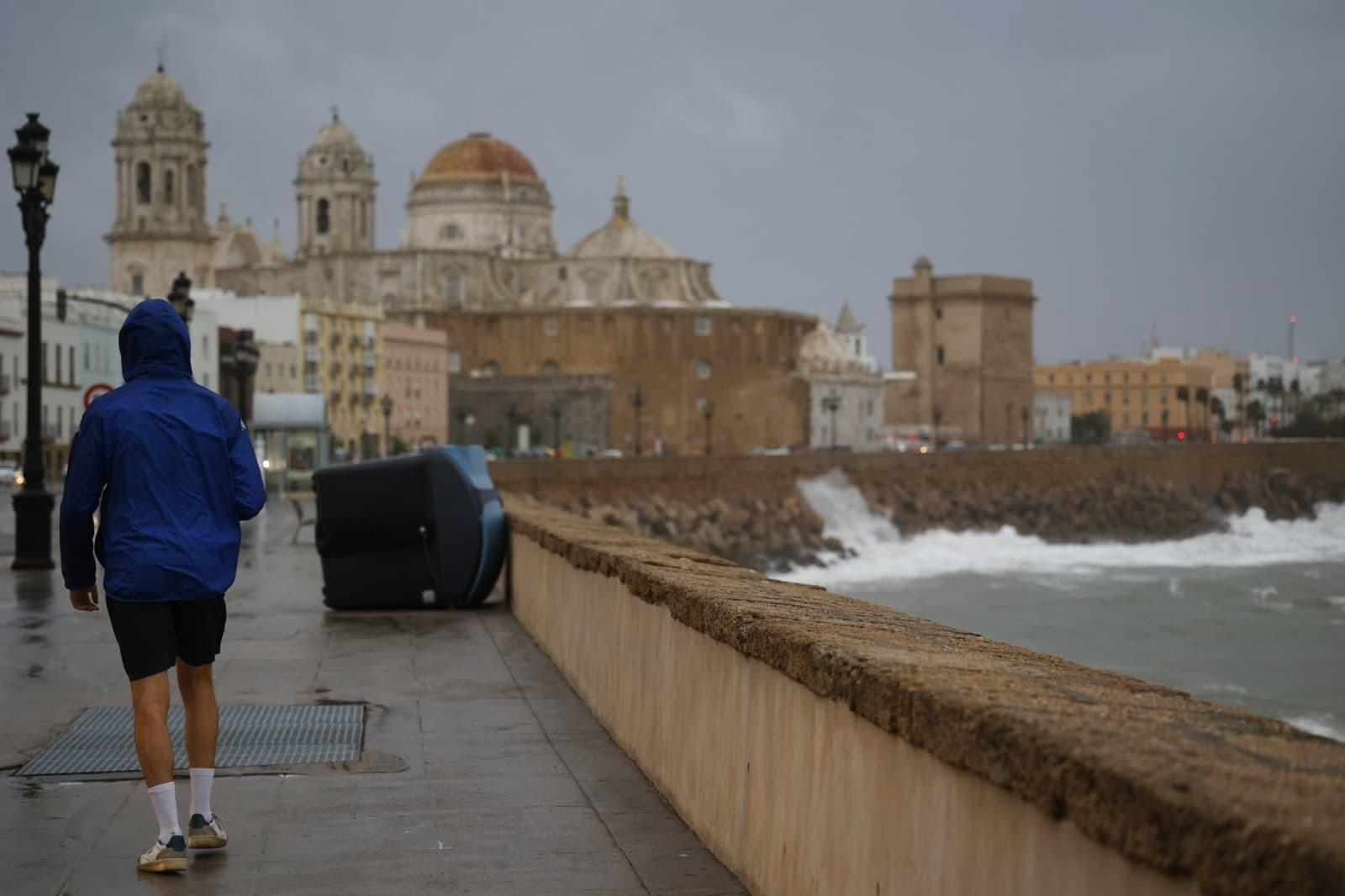 El temporal de viento y oleaje en Cádiz este miércoles.