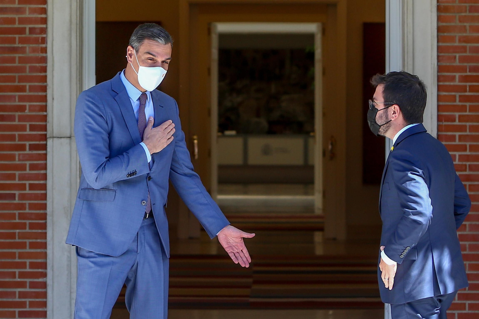 Pedro Sánchez y Pere Aragonès antes de reunirse este martes en Moncloa.