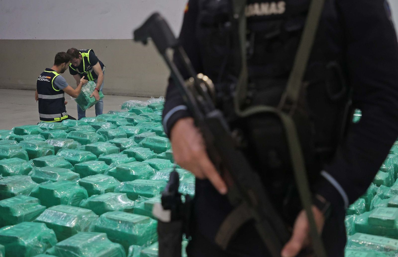 Un agente de Aduanas custodia un alijo de cocaína en el Puerto de Algeciras.