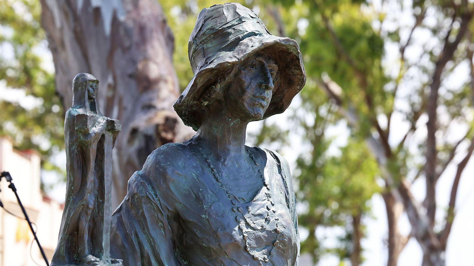 Detalle de la escultura de miss. Whitney junto al boceto del Monumento a Colón.
