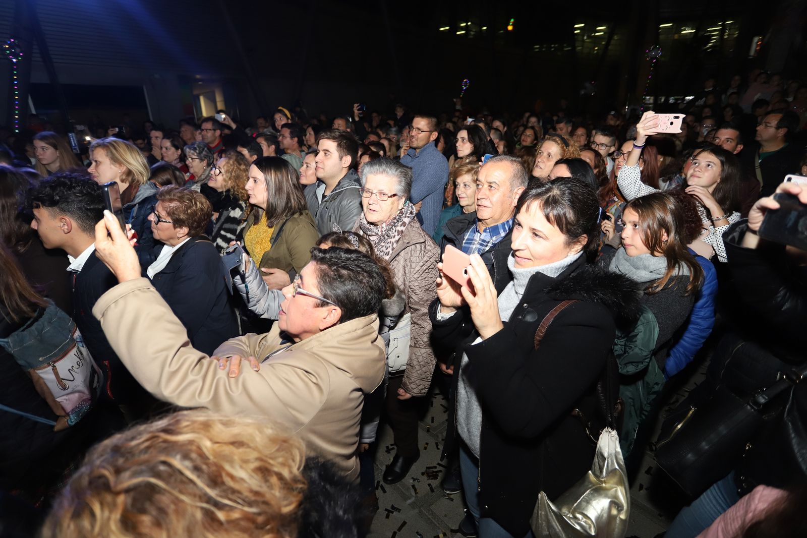 Imágenes  del alumbrado de Aqualon, que tuvo como padrino a Hugo Molina, finalista de Got Talent