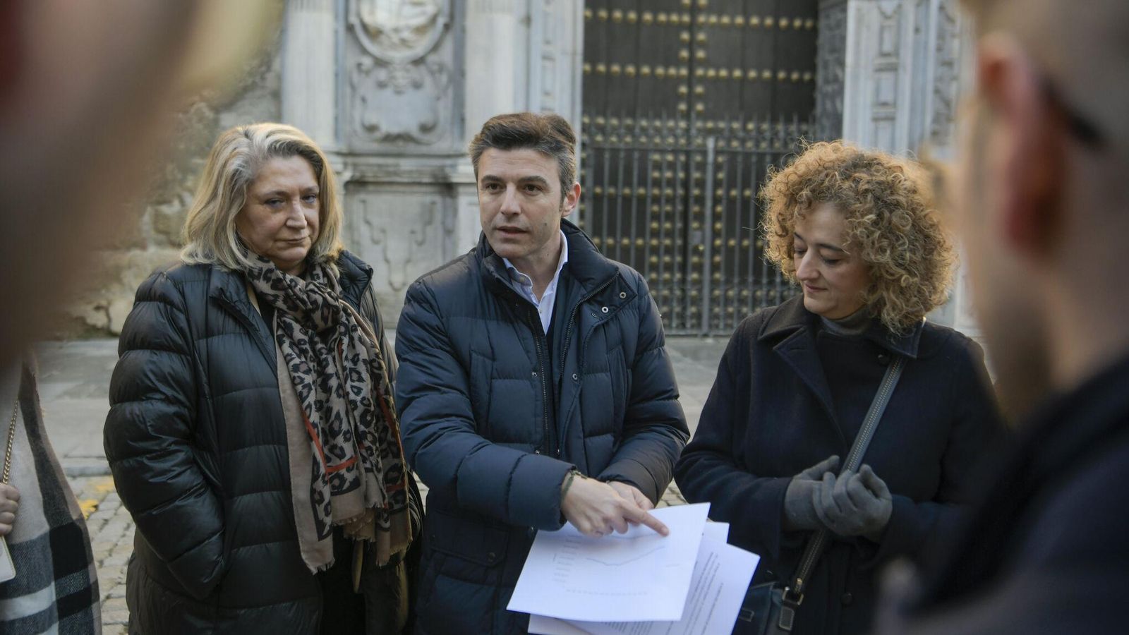 El secretario general del PP de Granada, Jorge Saavedra, acompañado por parlamentarios granadinos