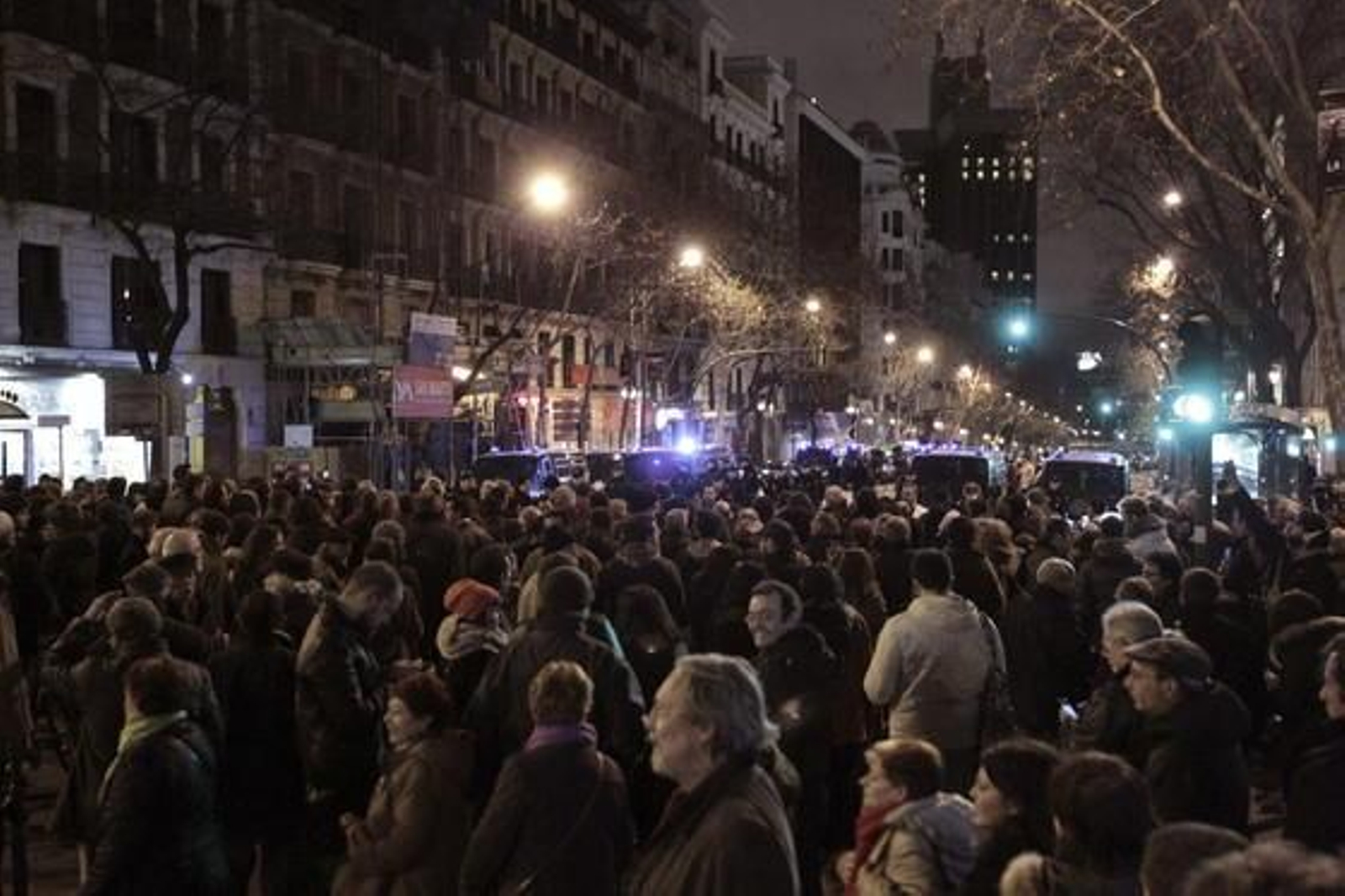 Unas 1.000 personas protestan contra la corrupción junto a la sede del PP