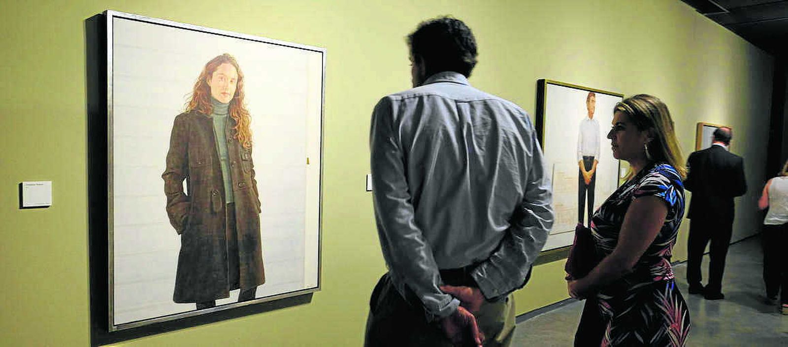Hernán Cortés junto a las comisarias, Beatriz Cordero y Lola Jiménez-Blanco.