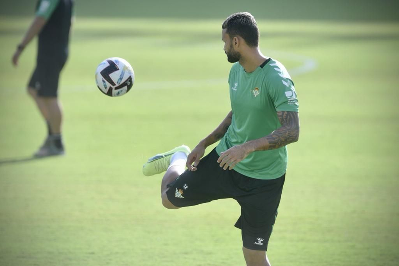 Willian José toca el balón de espuela durante un entrenamiento.