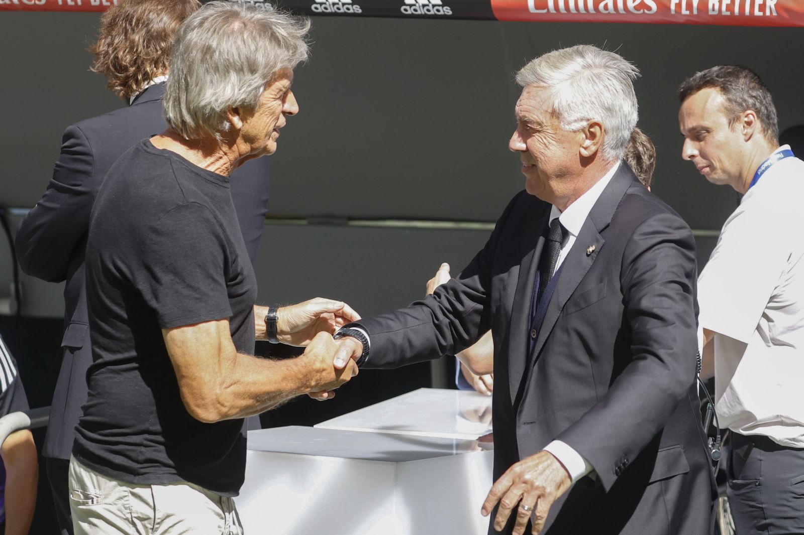 Pellegrini y Ancelotti se saludan antes del inicio de un duelo entre béticos y madridistas.