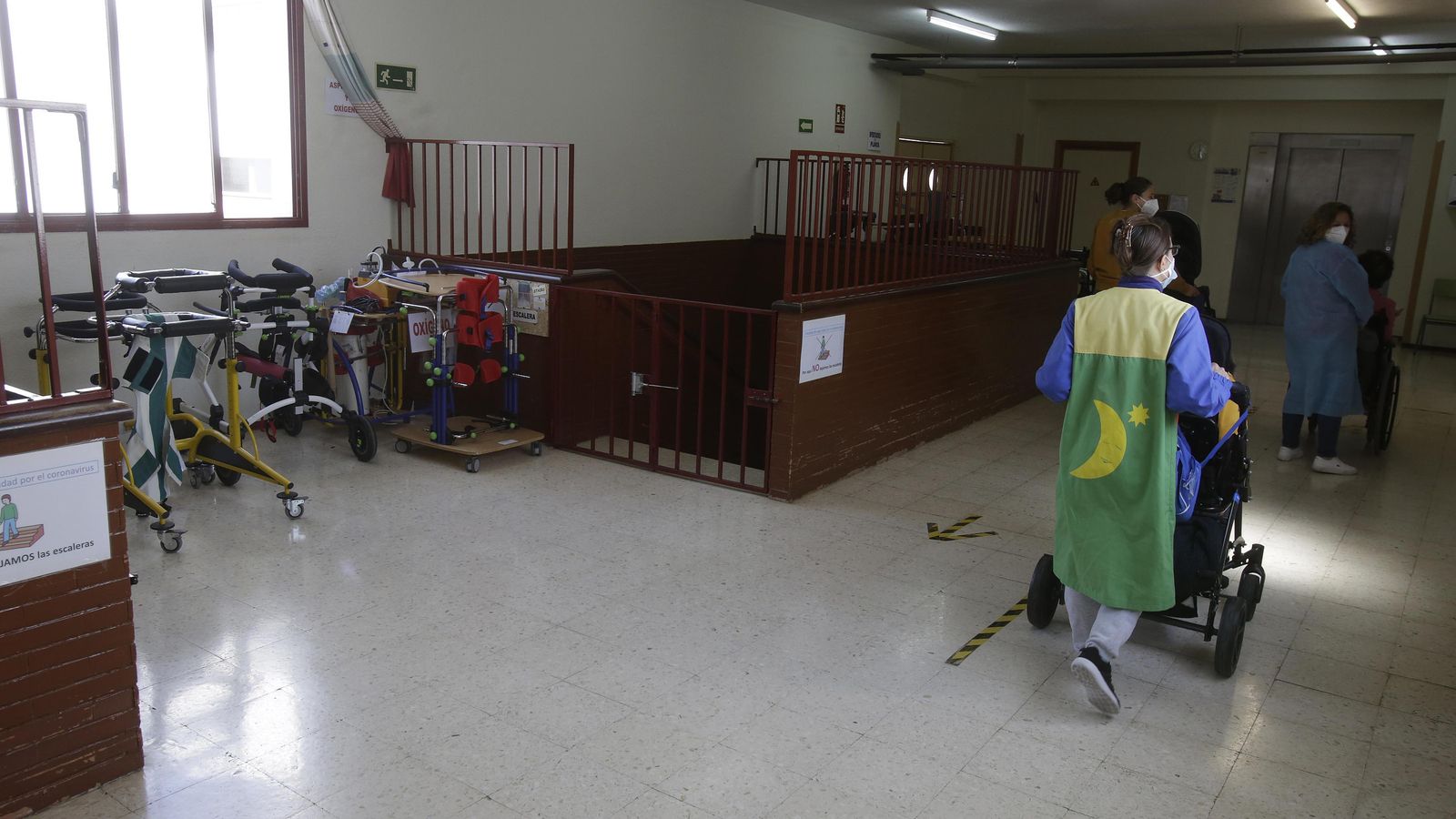 Trabajadores del centro desplazan a los alumnos con discapacidad motórica.