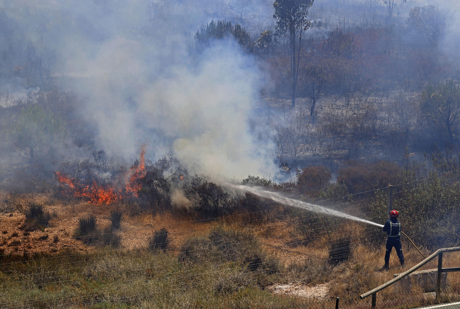 Imágenes del espectacular incendio entre en el paraje de la raya de Aljaraque y Marismas del Odiel