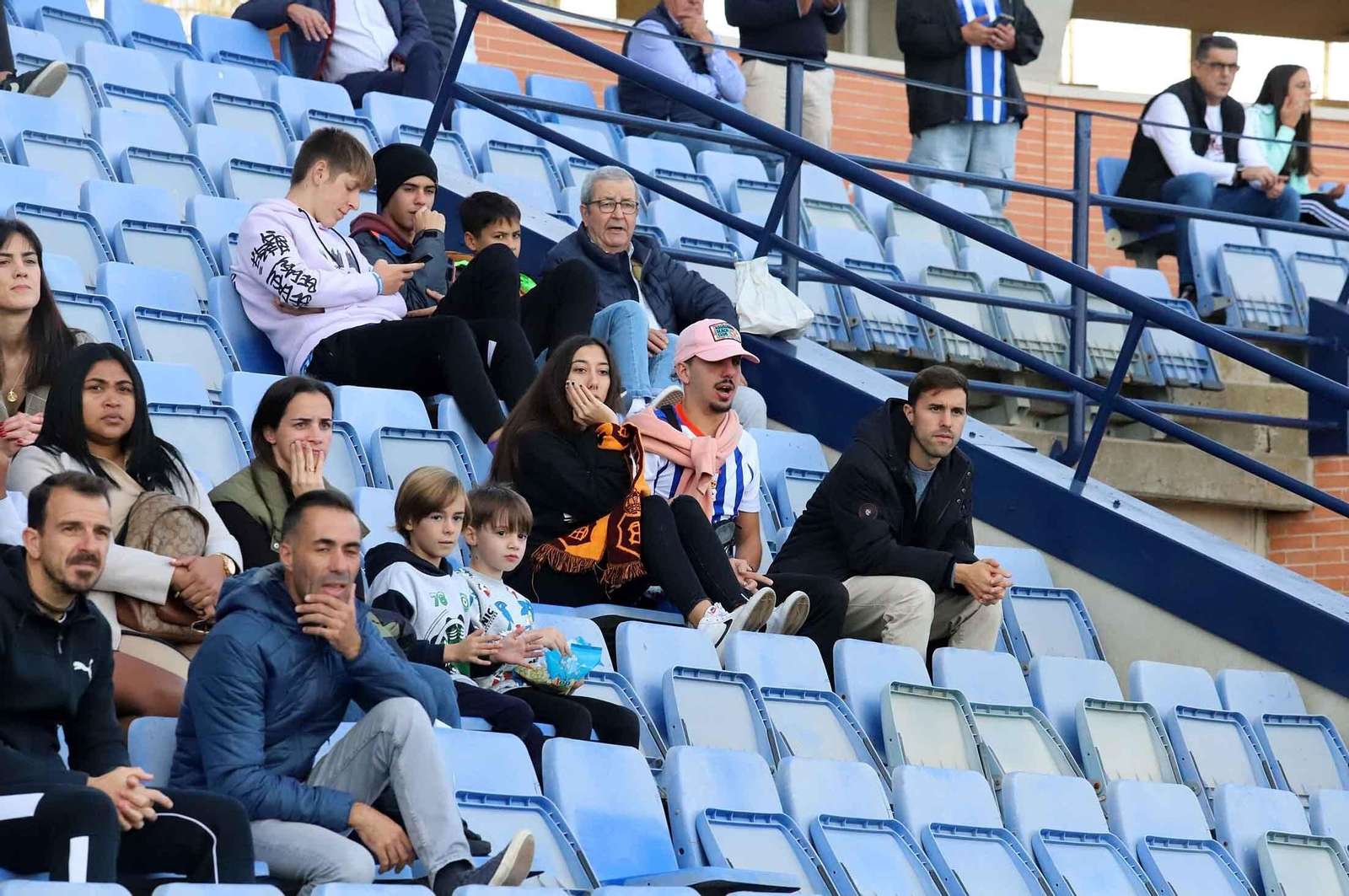 Imágenes del ambiente en las gradas del Nuevo Colombino