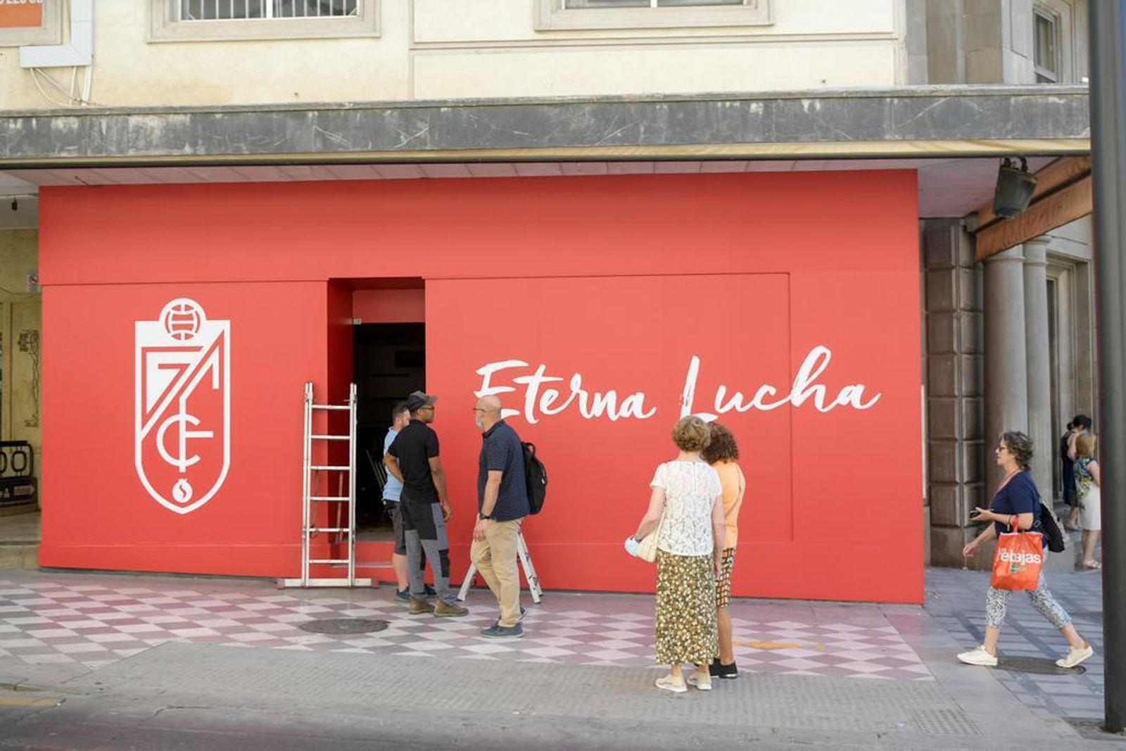 La nueva tienda del Granada CF situada en Puerta Real.