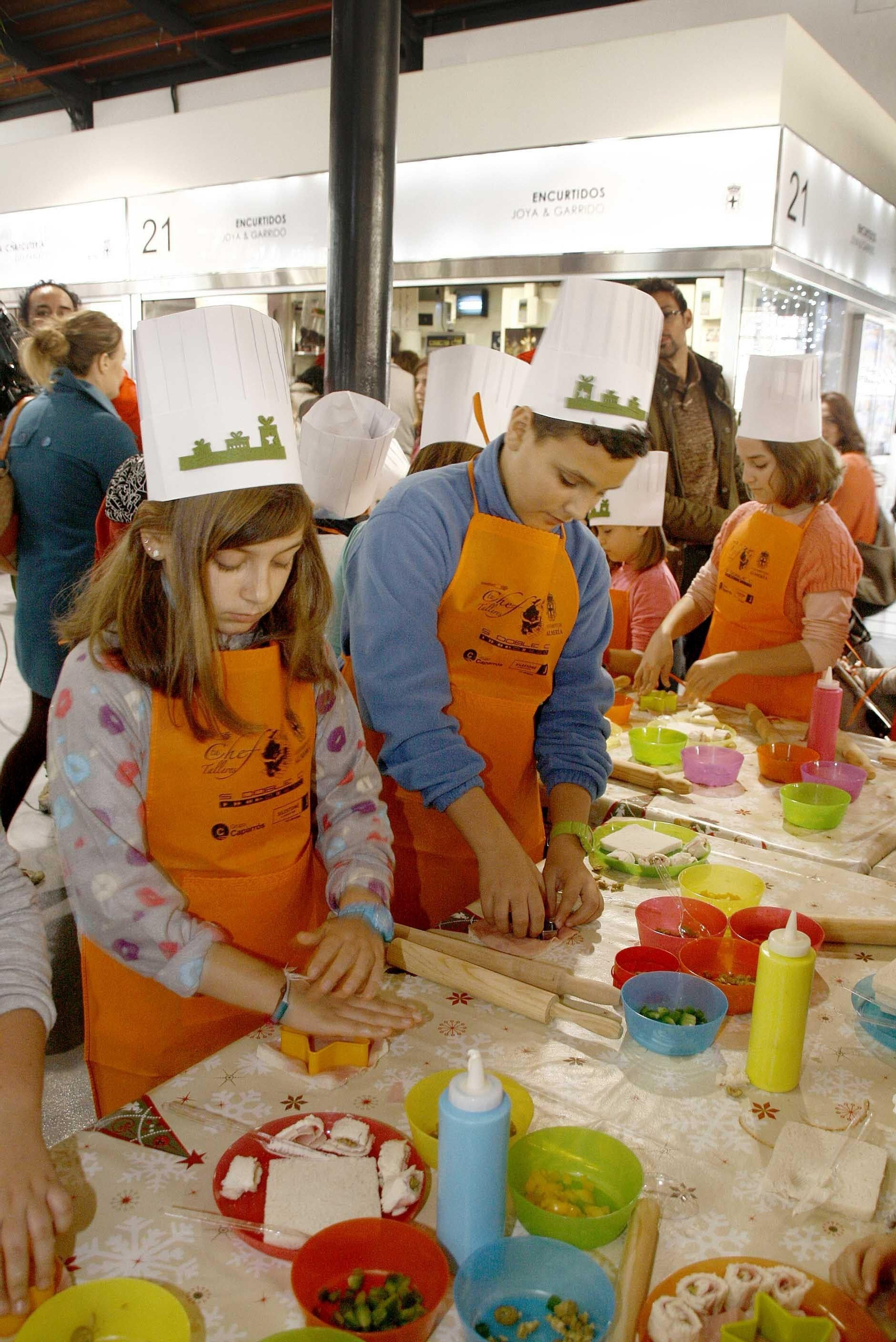 Dos niños en un taller de cocina.