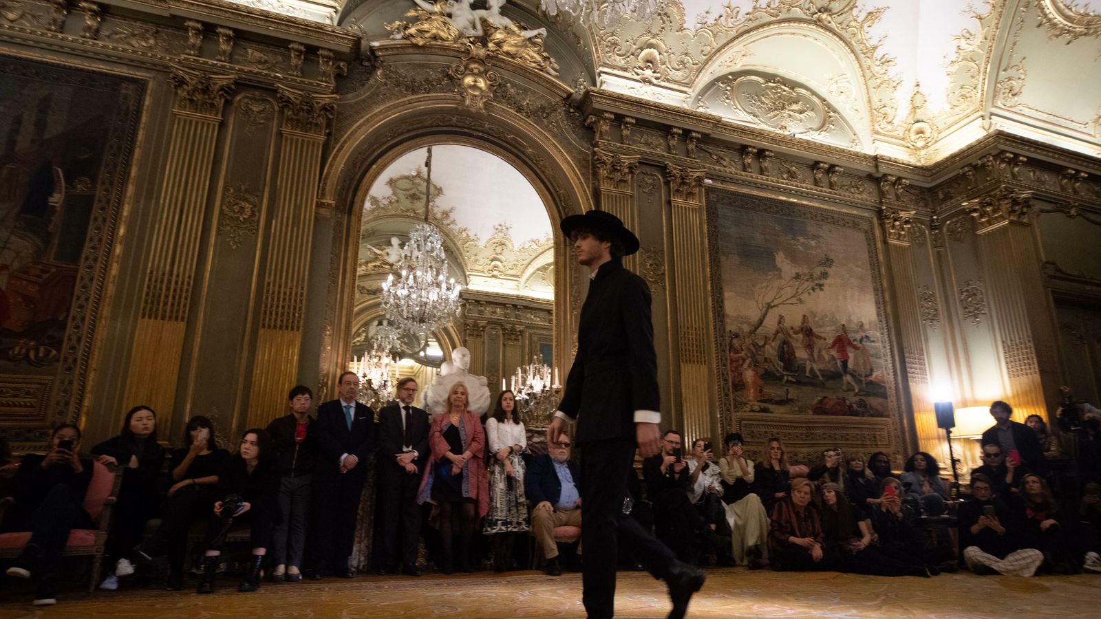 Traje y sombrero de ala ancha negros de Oteyza.