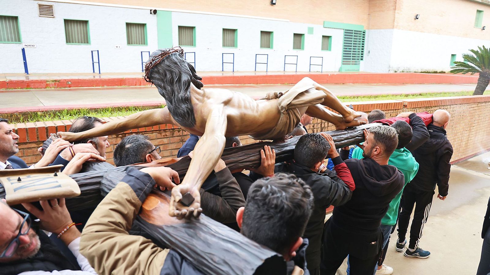 El Cristo de la Sangre portado por los internos pasa junto a los módulos del centro penitenciario.