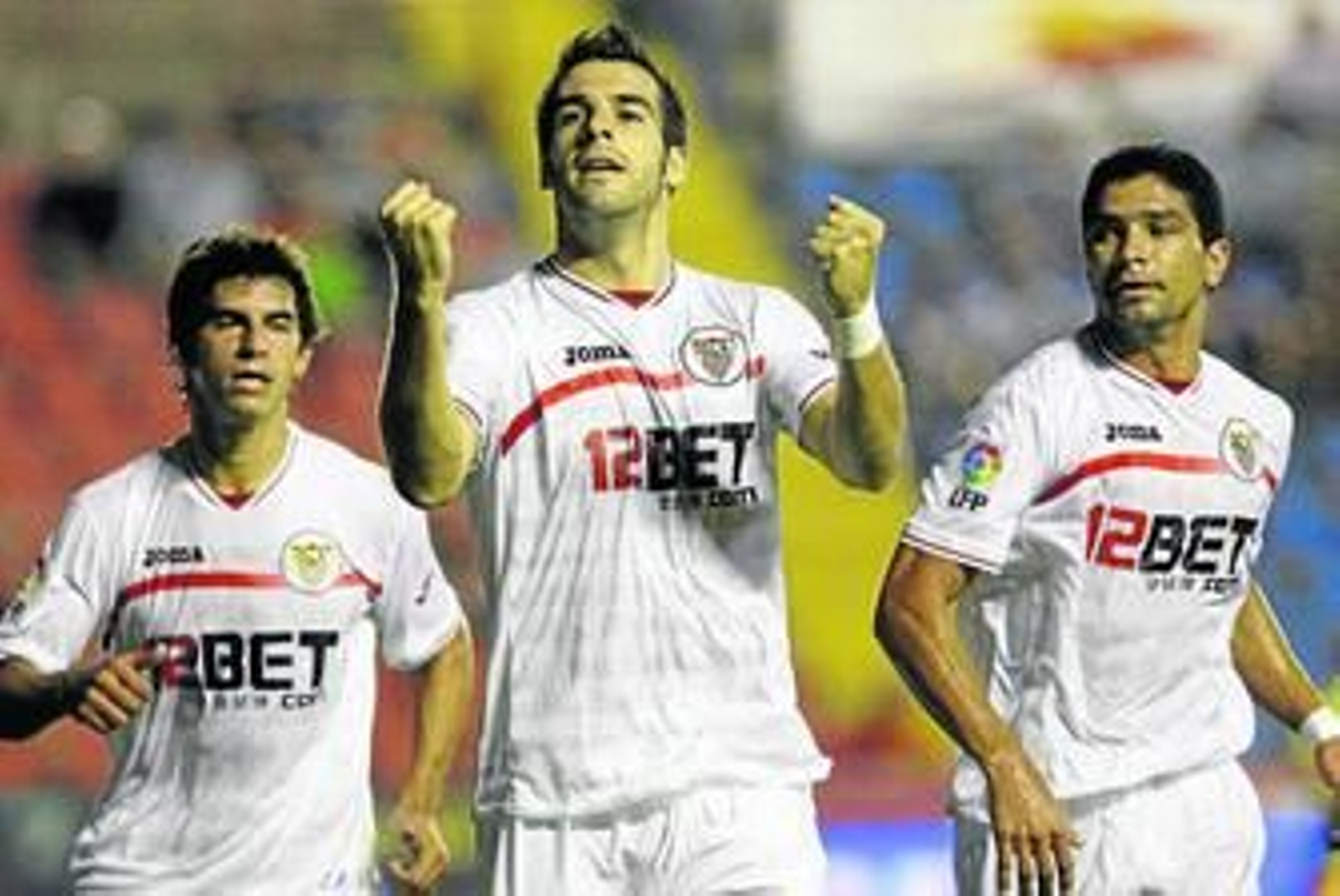 1. Negredo, Renato y Perotti, en la celebración del segundo tanto del Sevilla ante el Levante 2. Konko festeja el primer gol de su equipo con sus compañeros tras concluir una jugada de estrategia iniciada con un saque de esquina botado por Cigarini 3. El técnico sevillista, Antonio Álvarez, en el centro de las miradas tras la eliminación de Champions ante el Sporting de Braga, entrega un balón a Valdo.