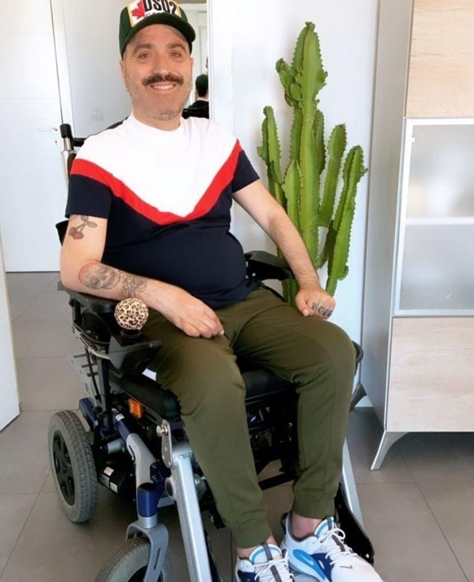 José Manuel García Barrera podrá ir a la playa gracias a la ayuda de sus amigas Tamara y Laura con una silla anfibia