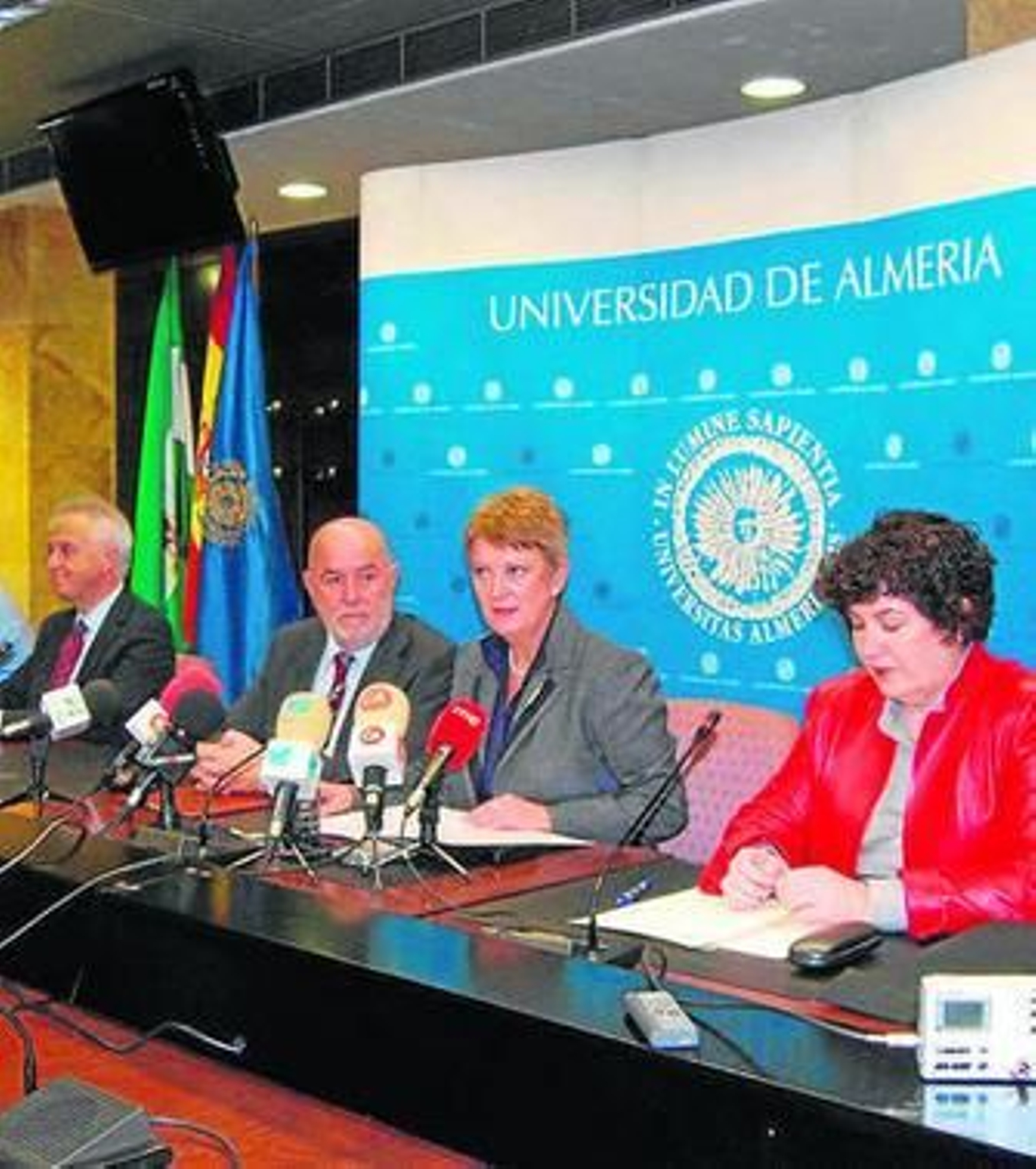 Consuelo Rumí y Pedro Molina firman el convenio en la UAL.