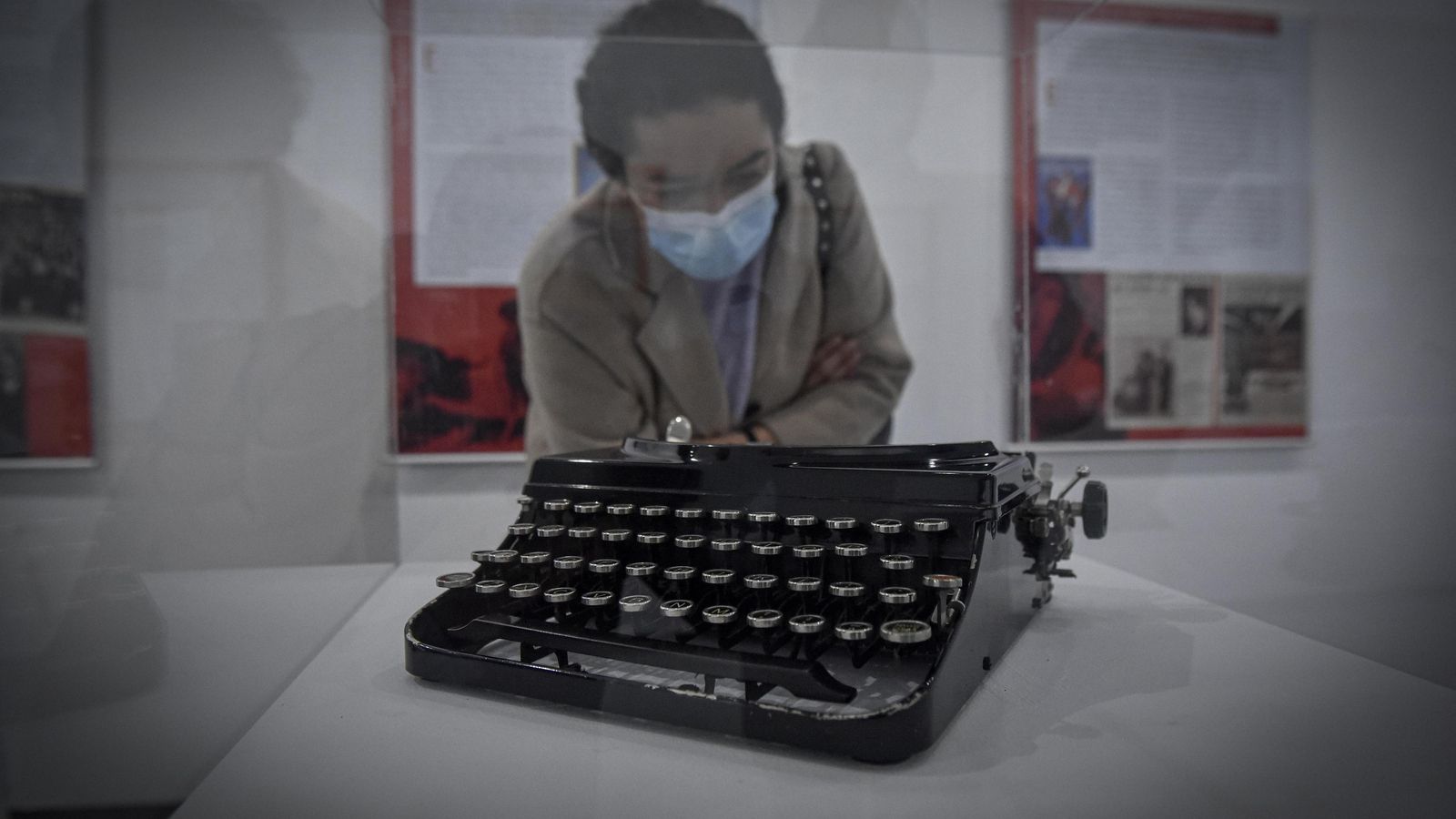 Una visitante de la exposición contempla una máquina de escribir Remington de los años 20.