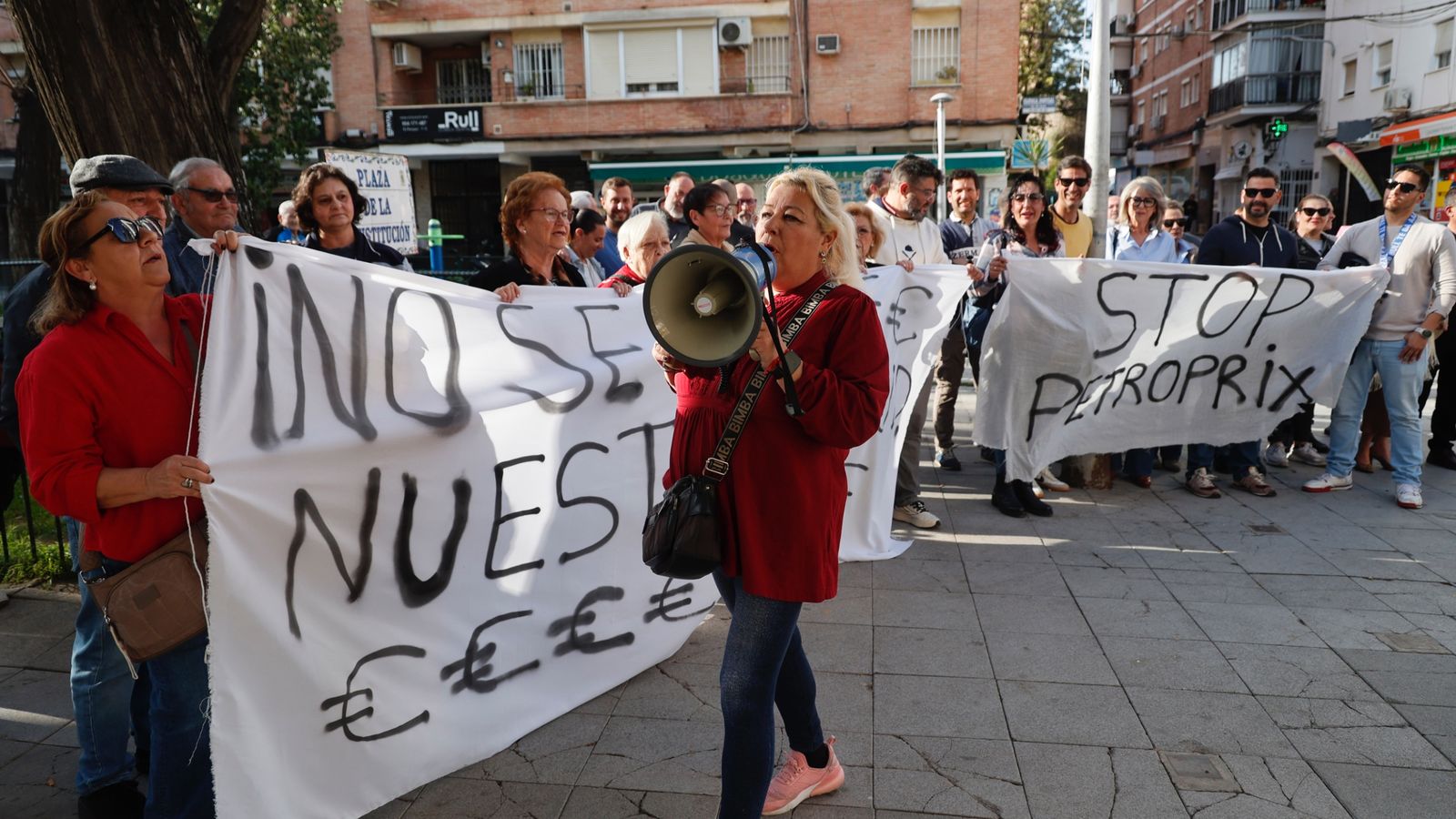 Protesta de los vecinos de San Juan contra la construcción de una gasolinera.