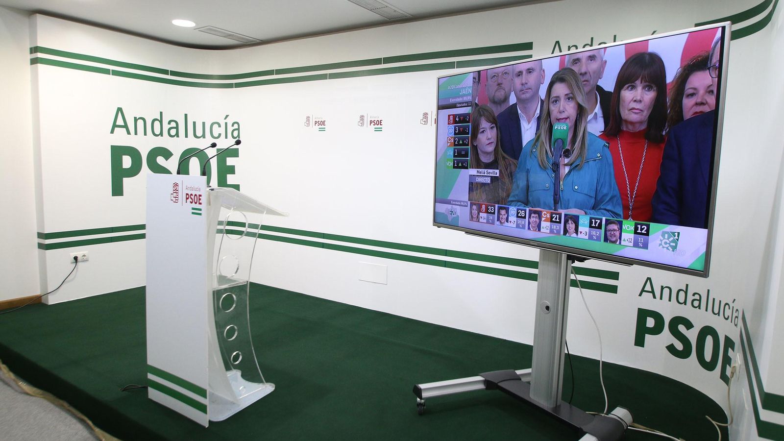 La sede del PSOE a la espera de la comparecencia de los candidatos