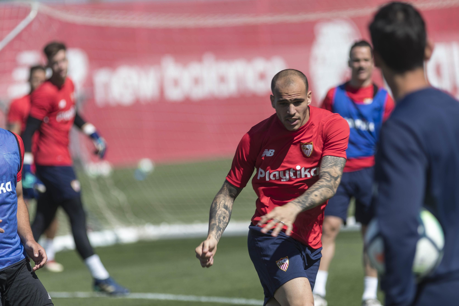 Sandro golpea el balón en la ciudad deportiva.