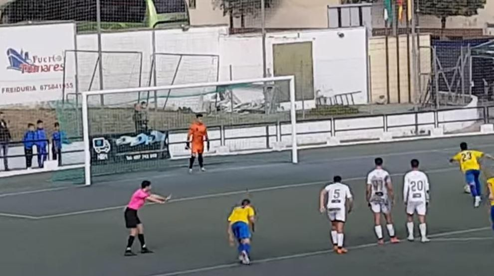 Momento en el que Sergio López lanza el penalti que supuso el 3-1