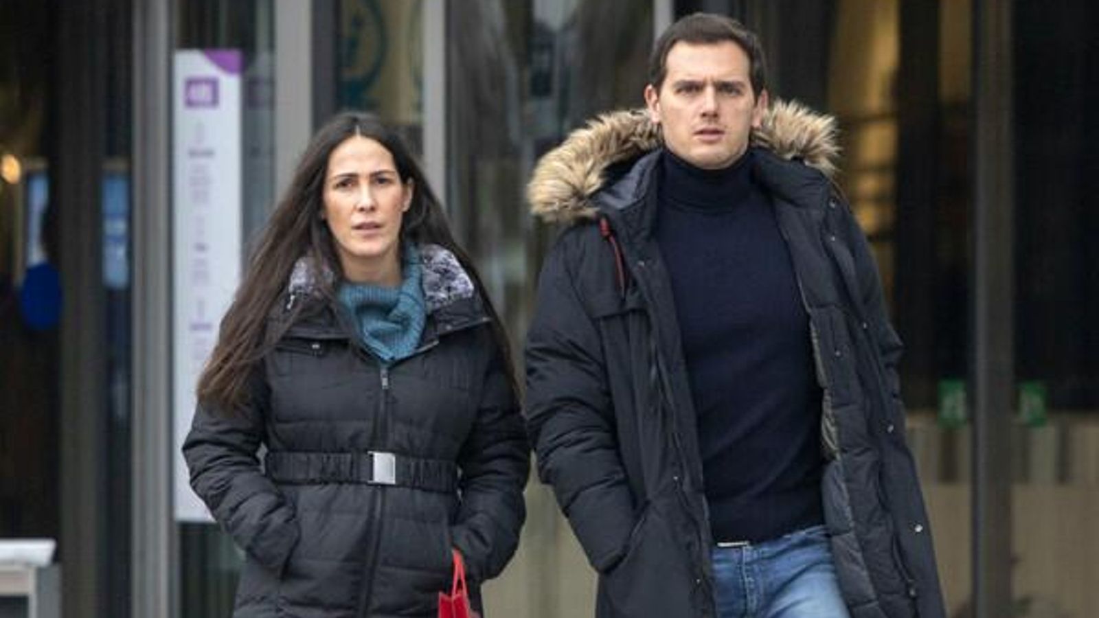 Malú y Albert Rivera, paseando por la calle.