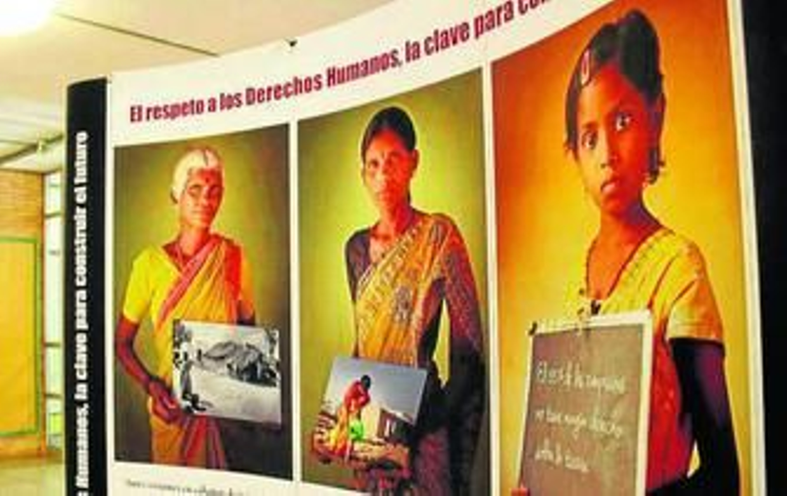 Varios alumnos del IES Macarena observan la muestra fotográfica 'El futuro empieza hoy'.