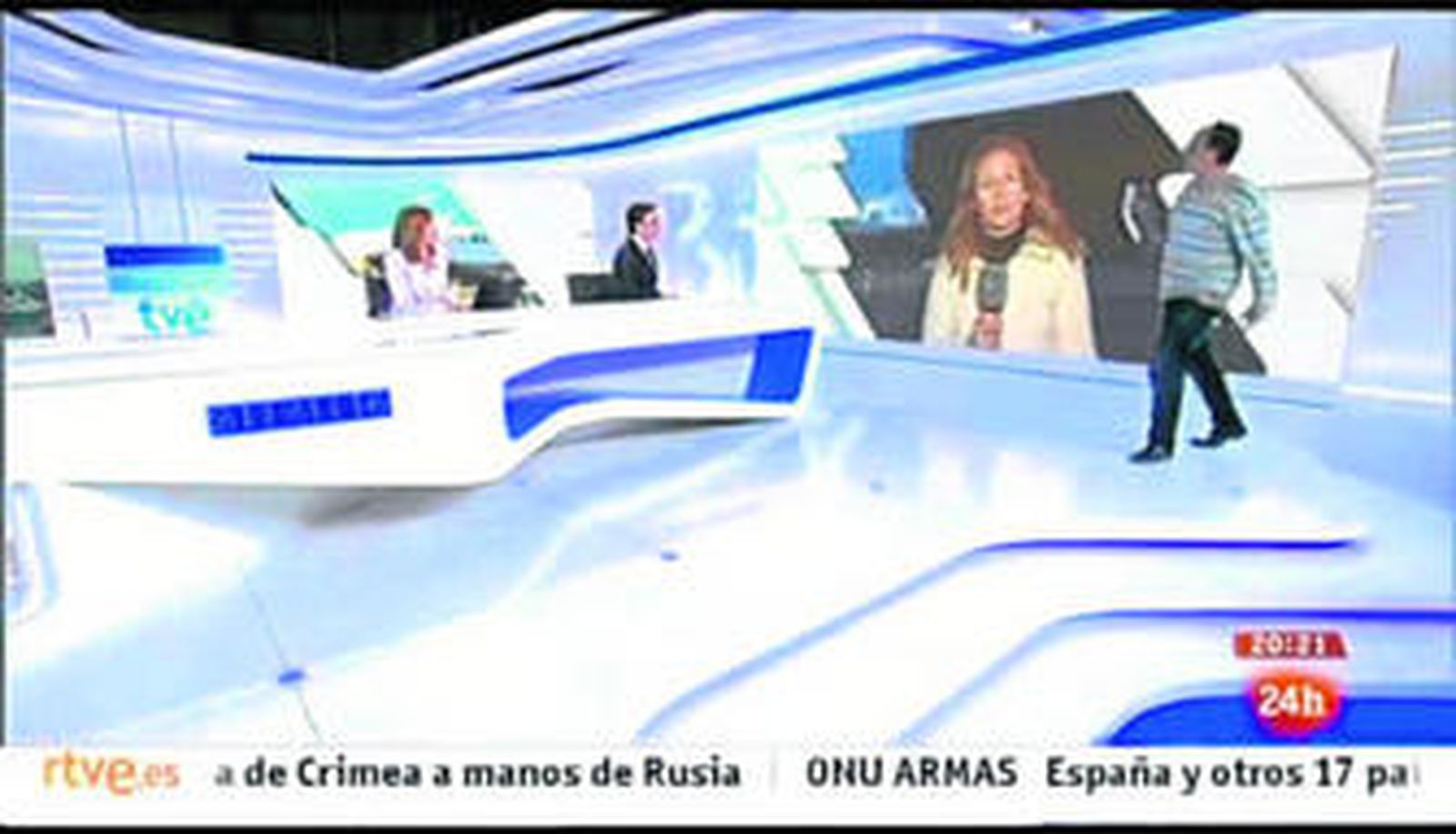 Captura de vídeo en el momento en el que Carlos Díaz Fernández irrumpe en el 'Telediario 2' del  miércoles.