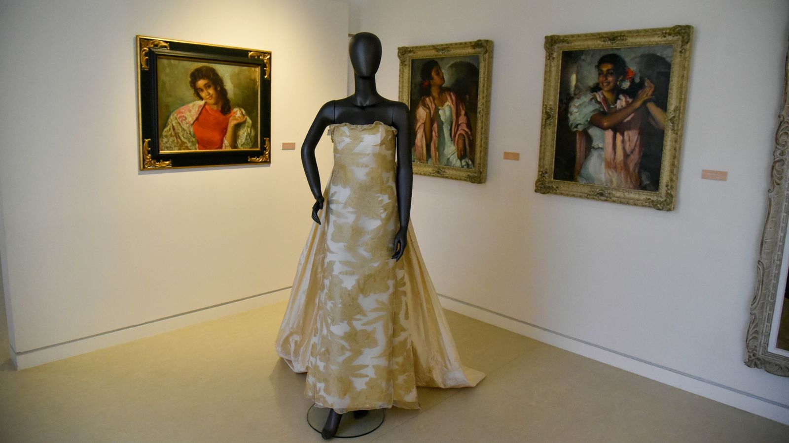 Exposición ' Vísteme: de la Alta Costura al Arte, 90 años de historia de la moda' en el Museo Cruz Herrera