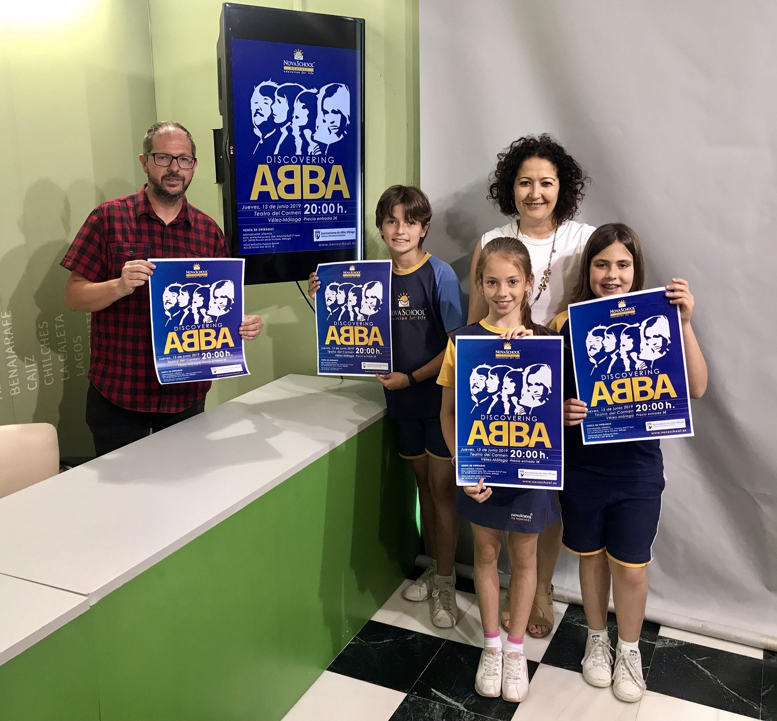 Alumnos que participan en el musical bilingüe sobre ABBA.
