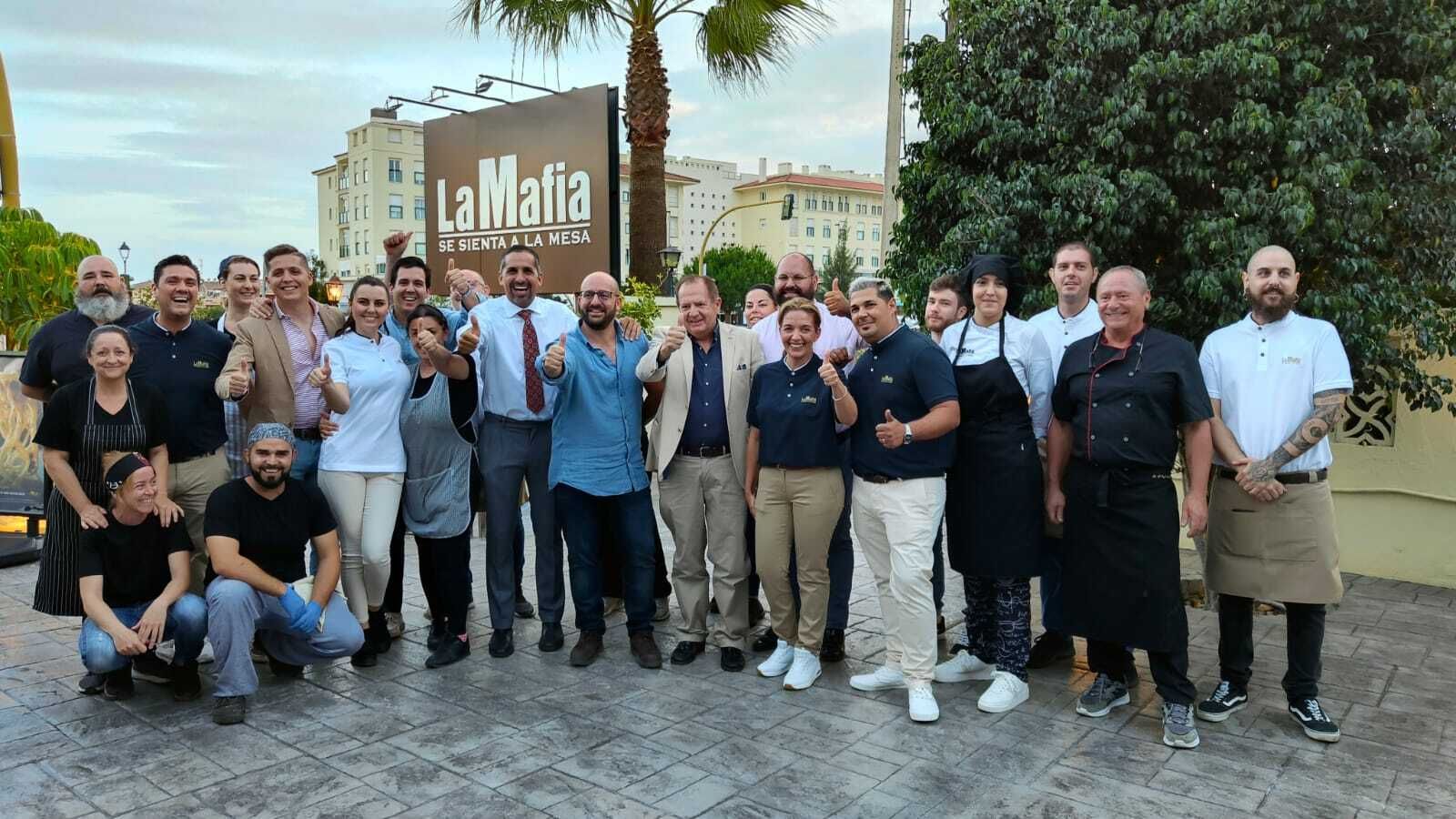 La plantilla y los propietarios, con el alcalde portuense el día de la inauguración.