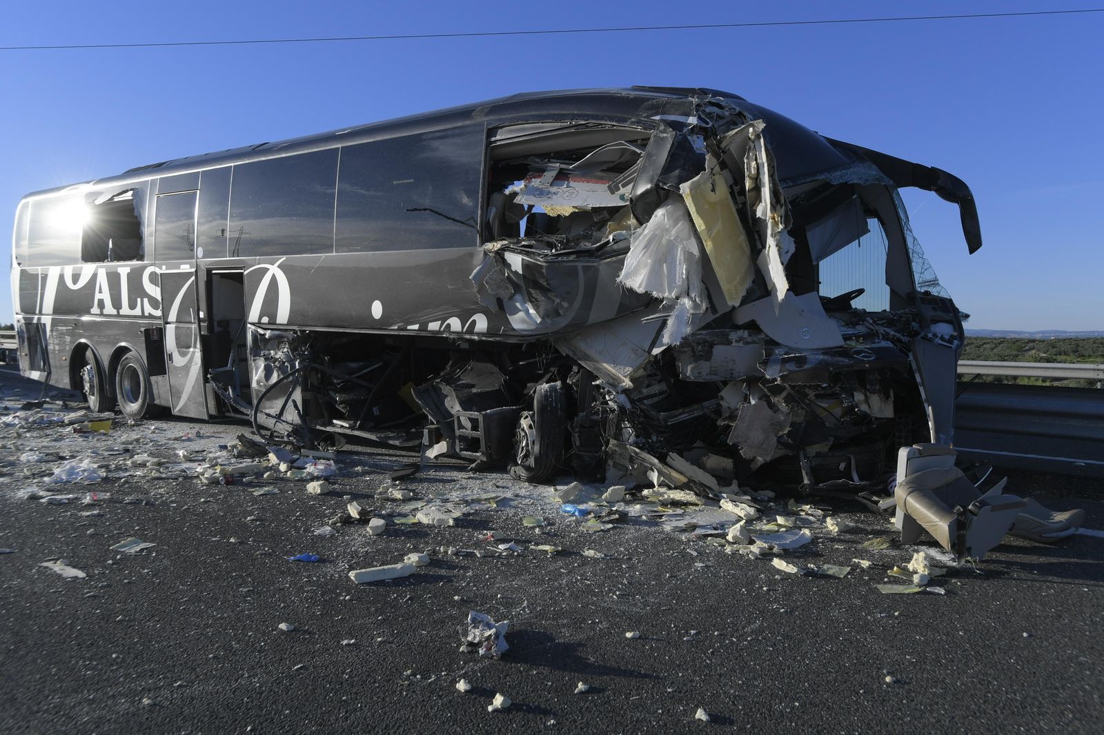 Imagen del autobús siniestrado ayer en Bailén, con la parte frontal derecha destrozada.