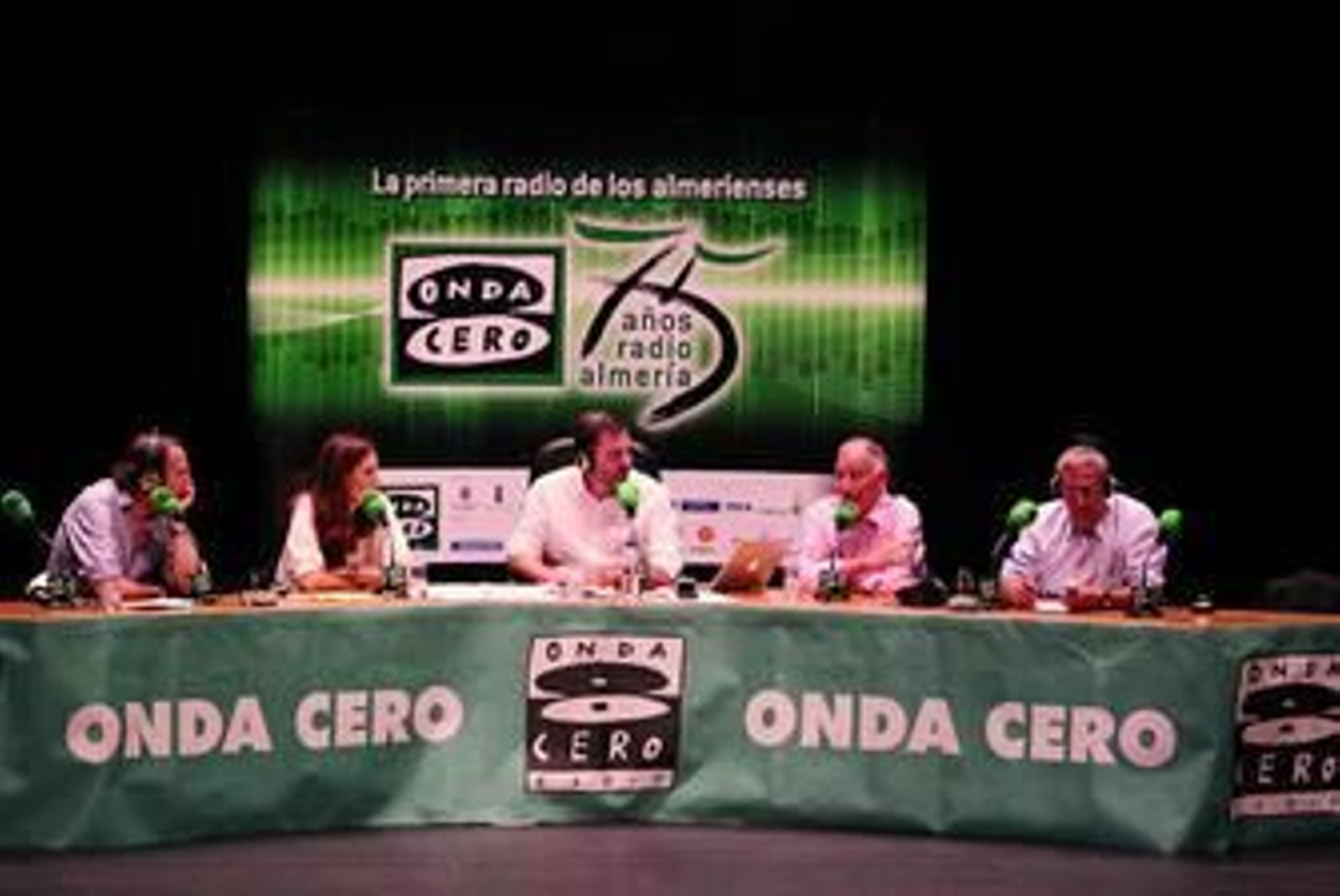 José Antonio Vera, Mamen Gurruchaga, Carlos Alsina, Gabriel Amat, y Toni Bolaño durante el programa.