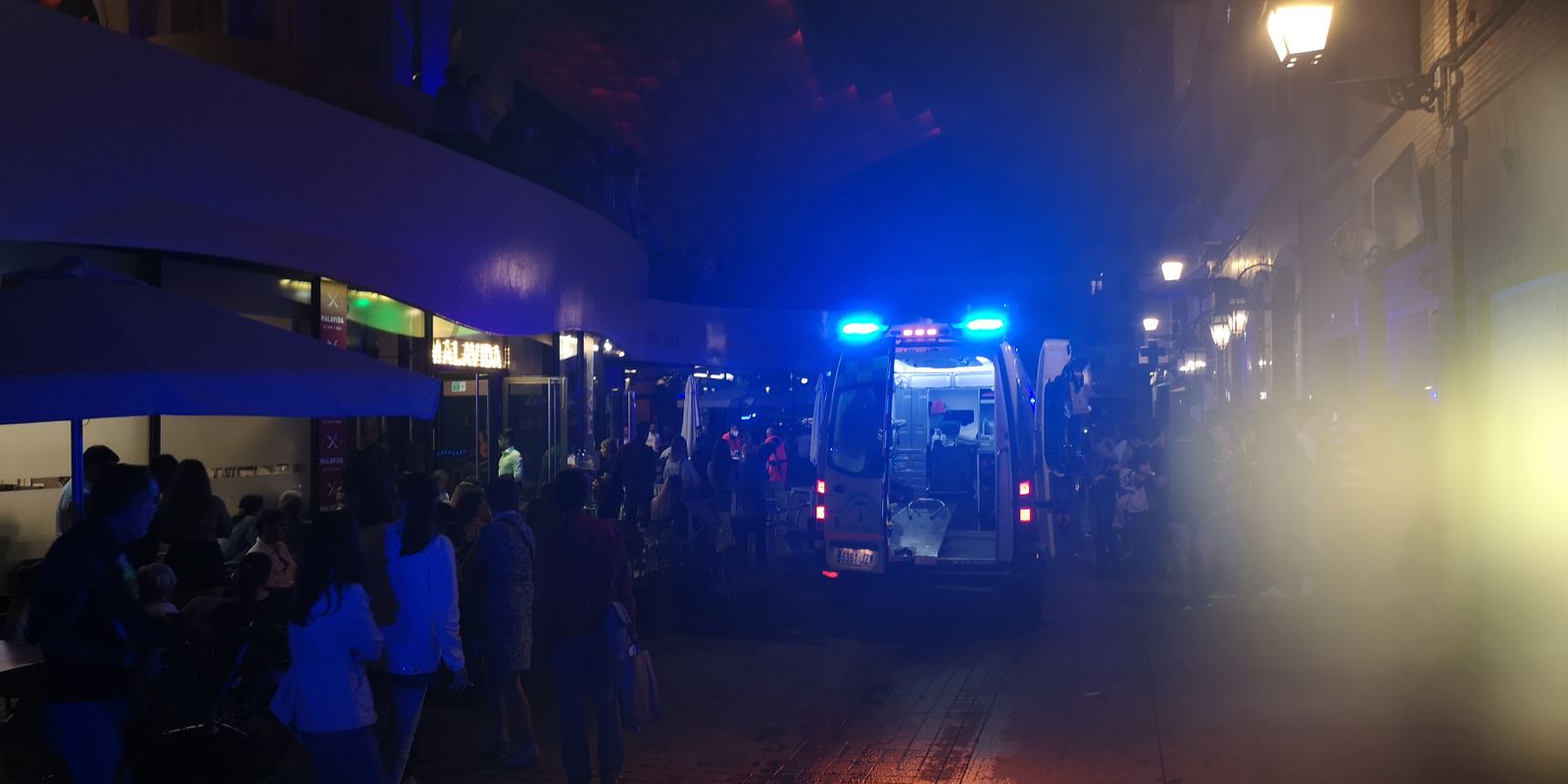 La ambulancia que ha atendido a la joven.