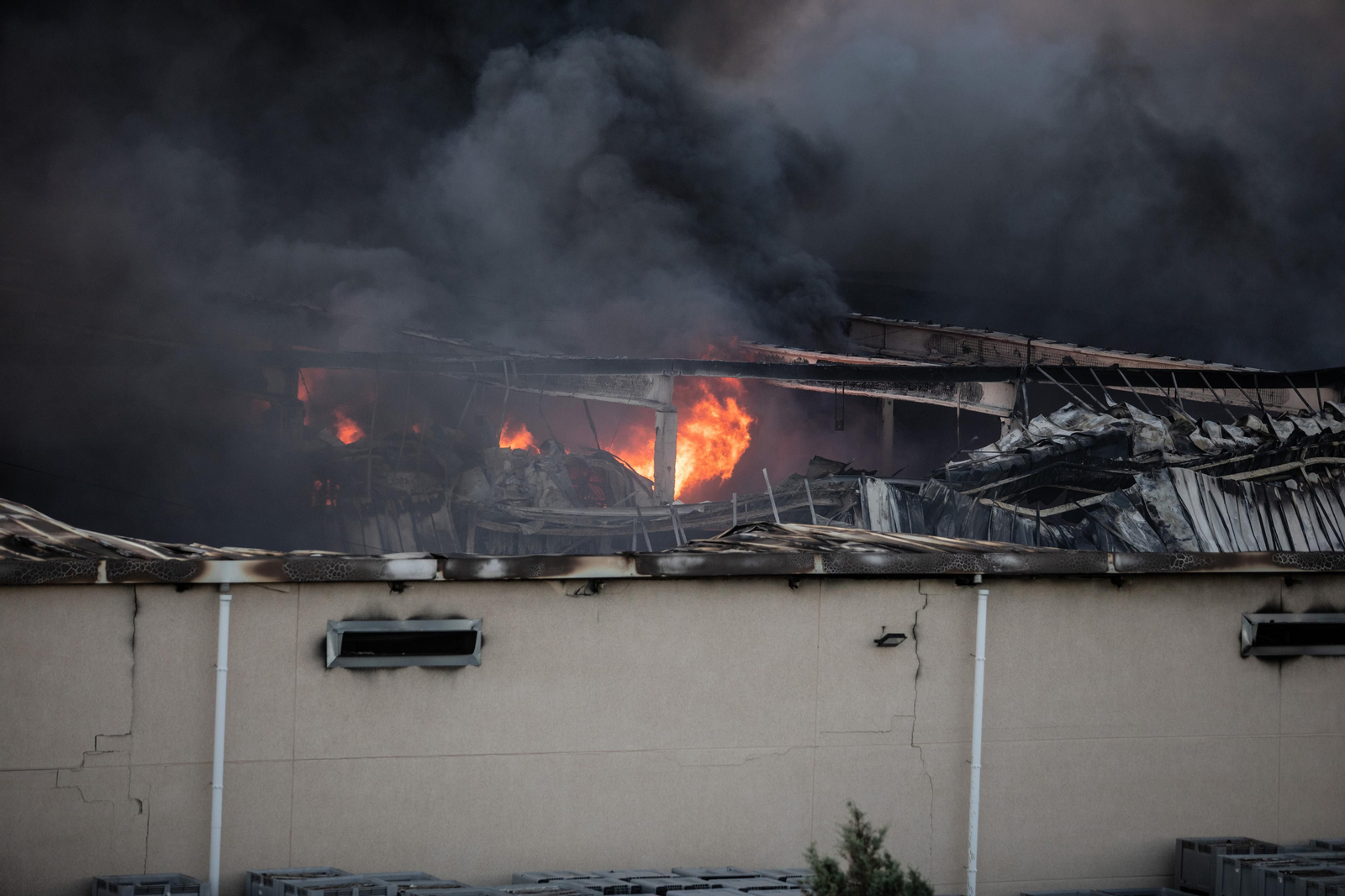 Las imágenes del incendio en una nave de Otura y la columna de humo que cubre Granada