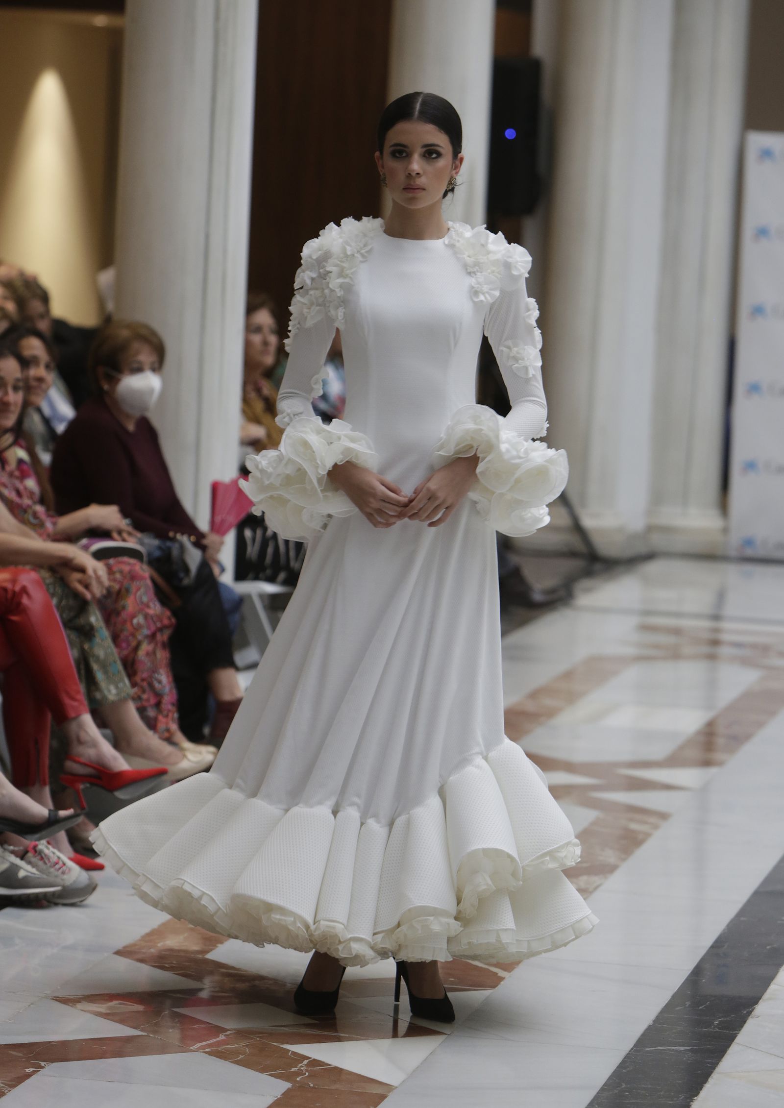 Desfile moda flamenca en las vísperas de la Feria de Abril CaixaBank