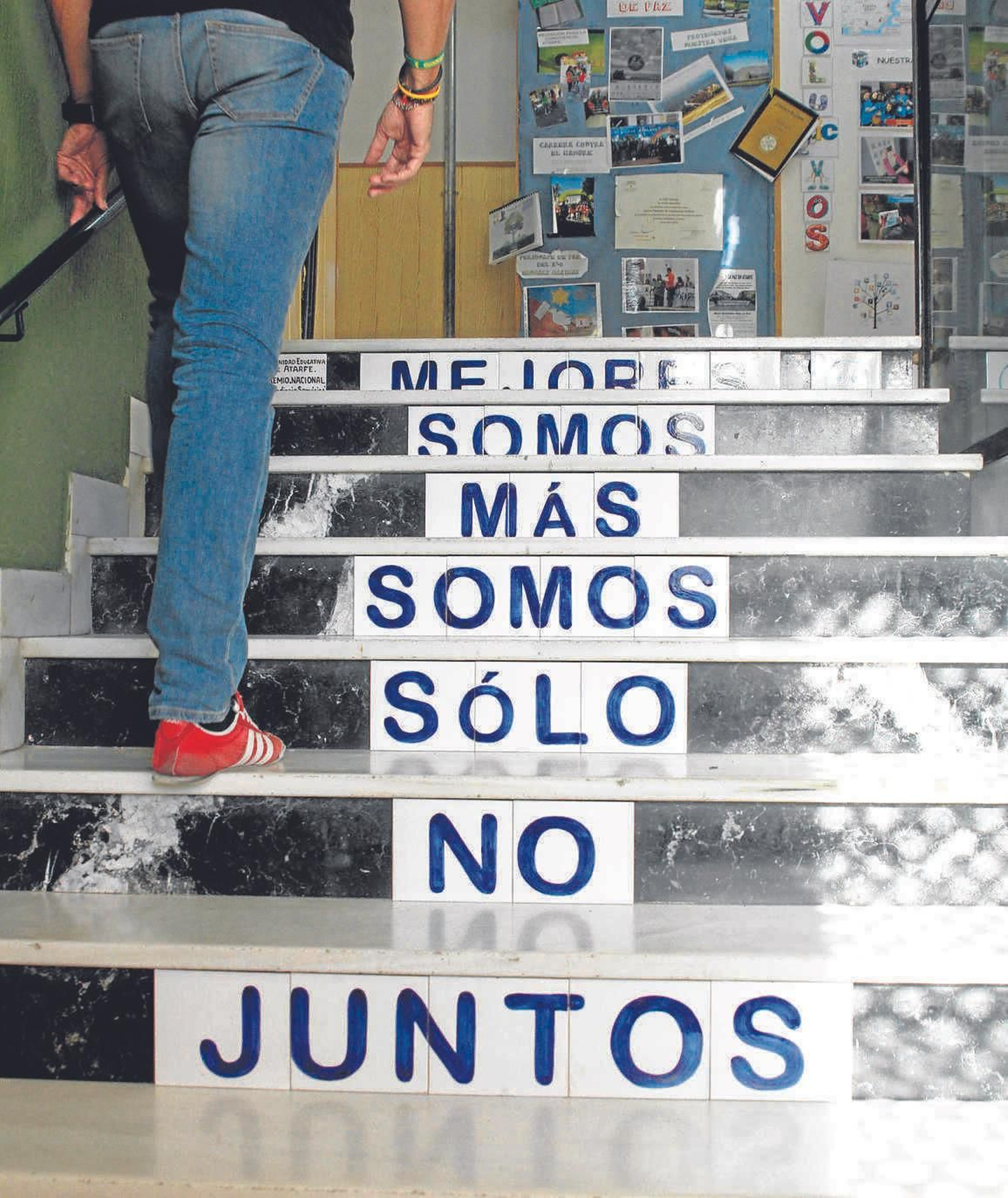 Escalera de acceso a un centro de Secundaria. Escalera de acceso a un centro de Secundaria.