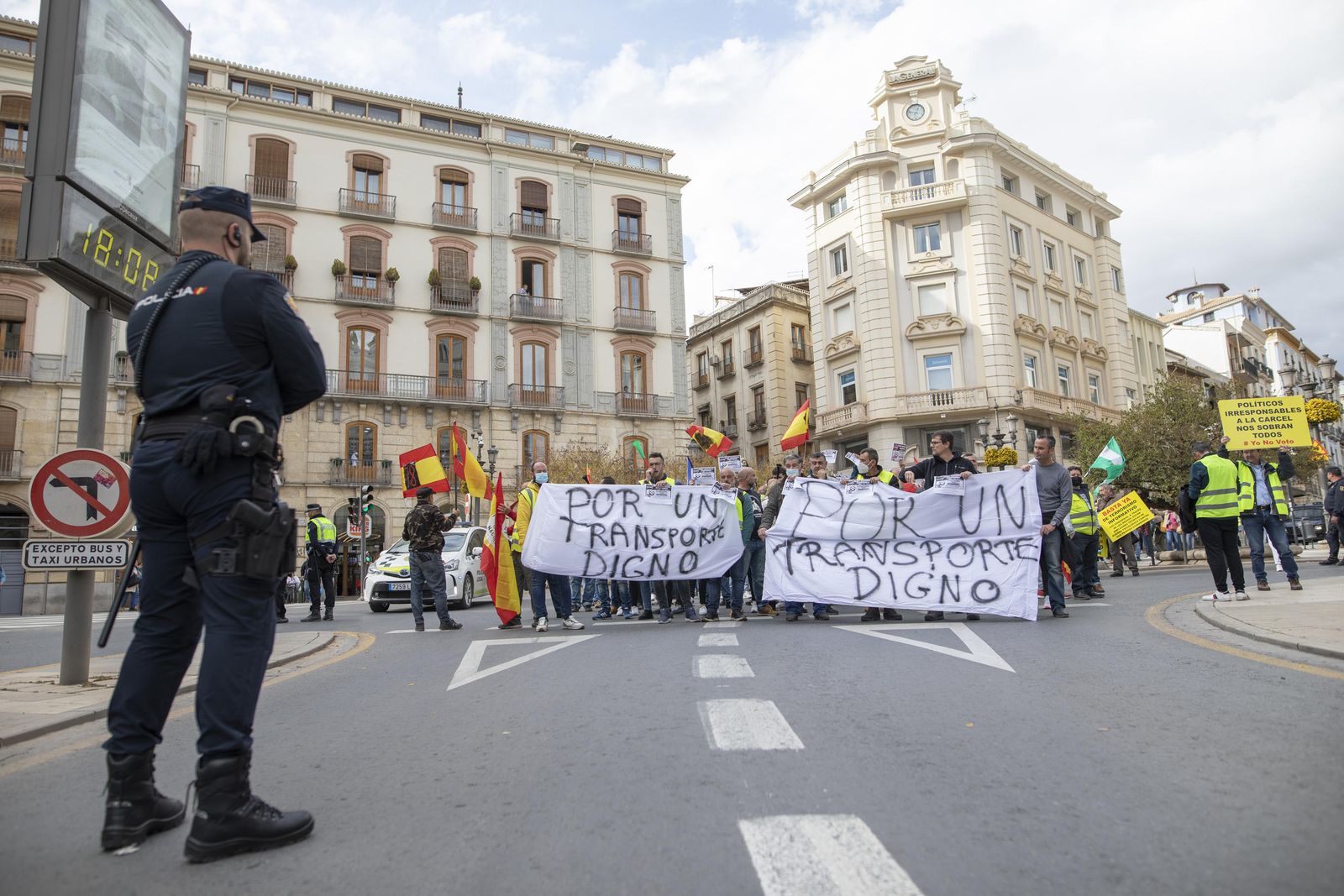 Así ha sido la huelga de los transportistas en Granada, en imágenes