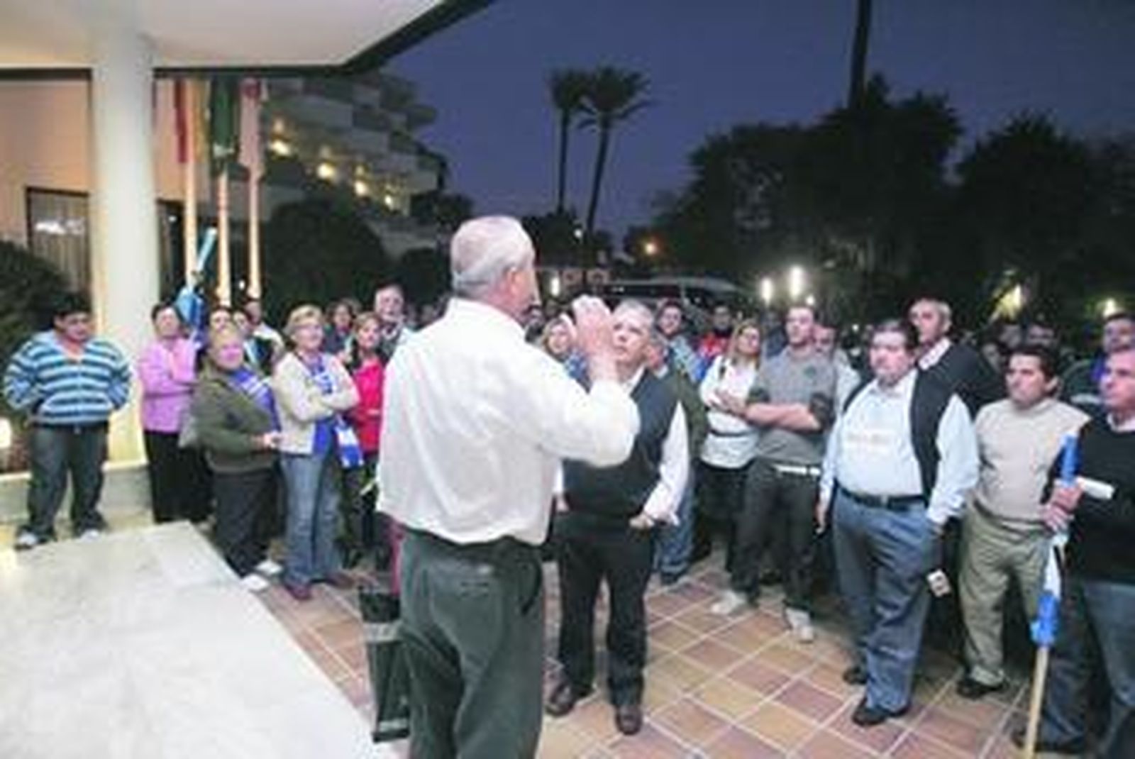 El presidente del comité (de espaldas) en una de las asambleas informativas a las puertas de la fábrica.