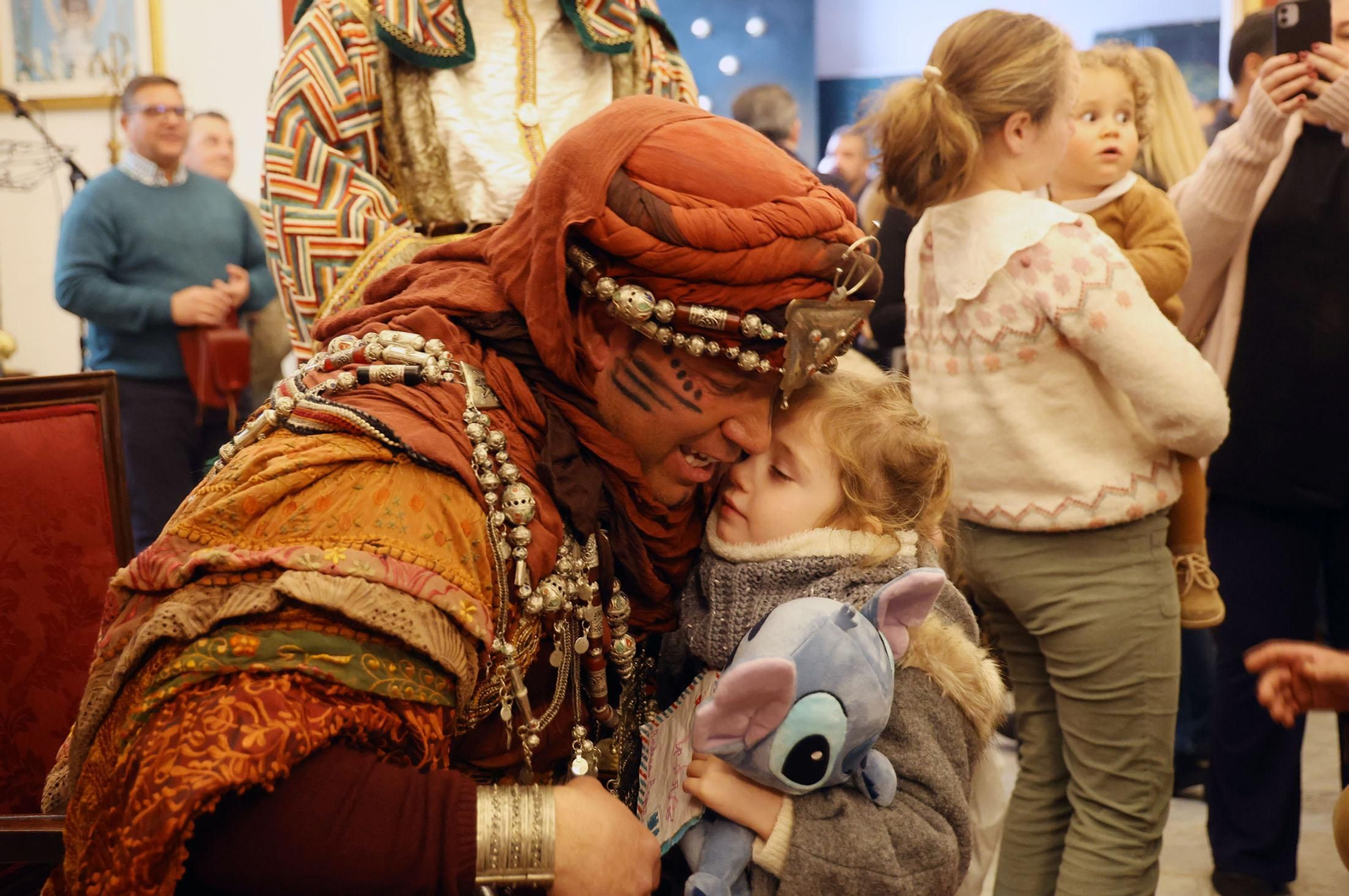 Imágenes del Heraldo Real anunciando la llegada de los Reyes Magos a Huelva