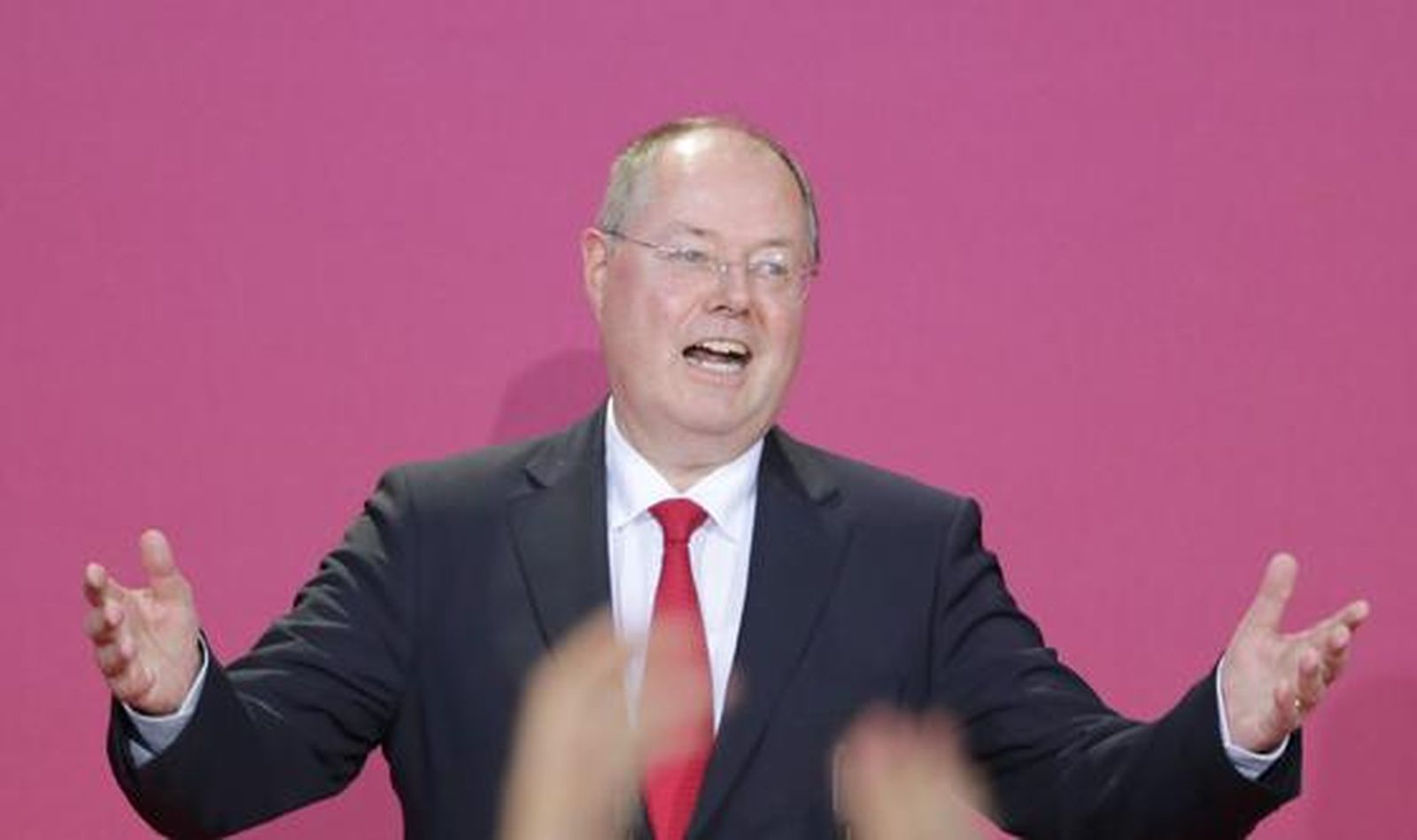 Los derrotados socialdemócratas felicitan a Merkel.

Foto: EFE