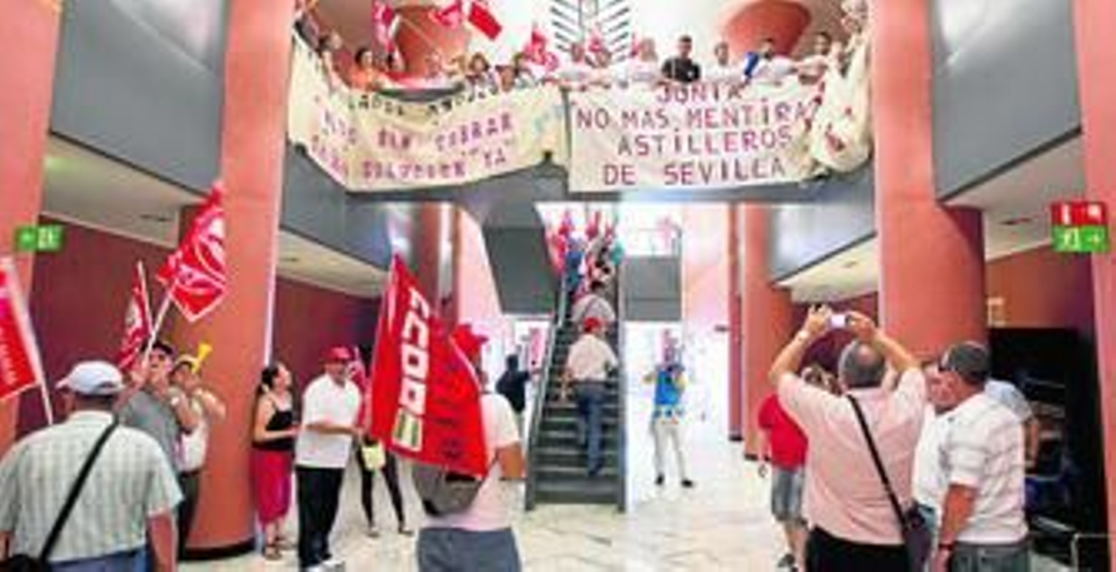 Protesta de los trabajadores en el interior de Torretriana, ayer por la mañana.