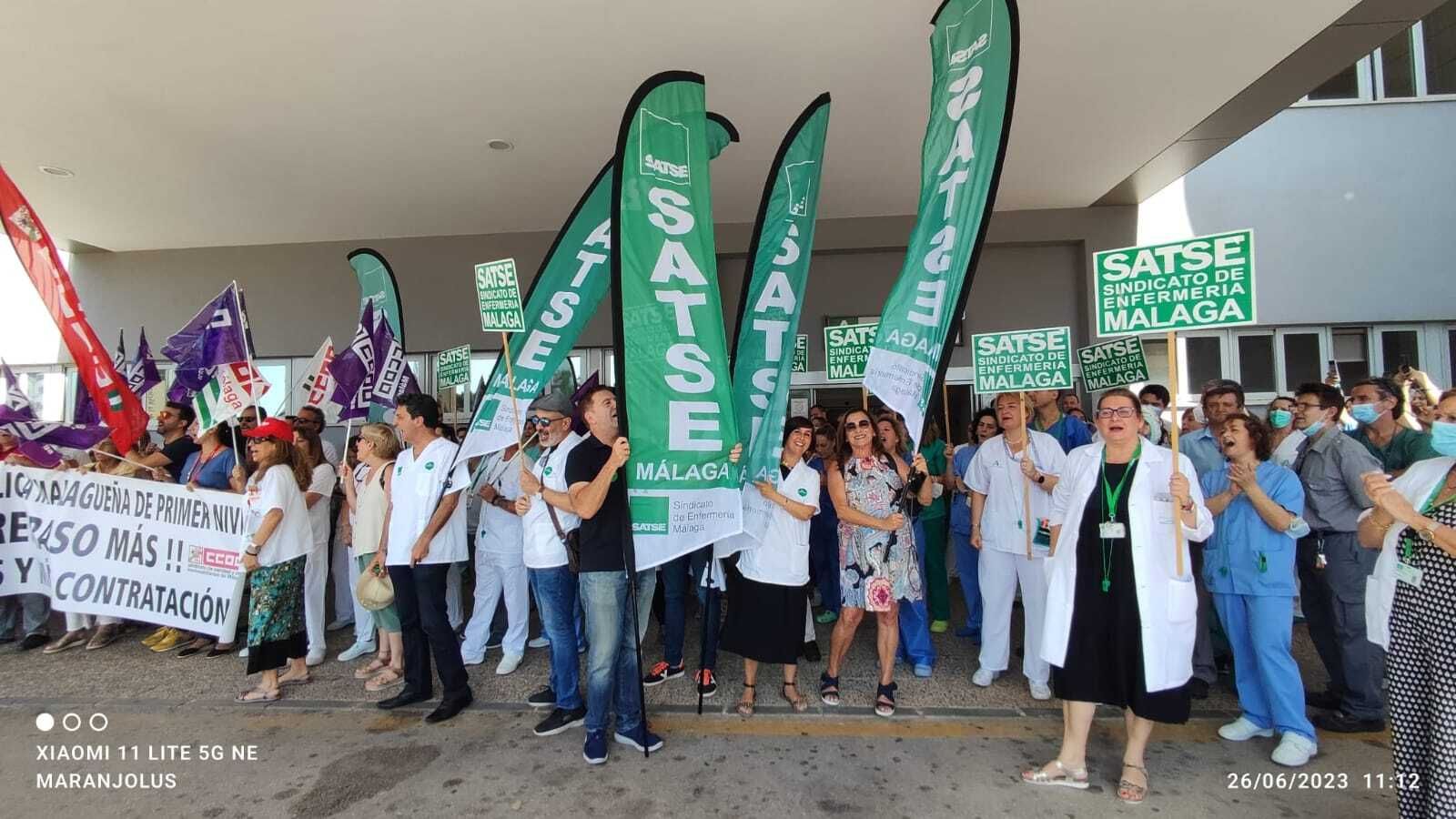 Concentración de sanitarios, este lunes, a las puertas del Hospital Clínico.